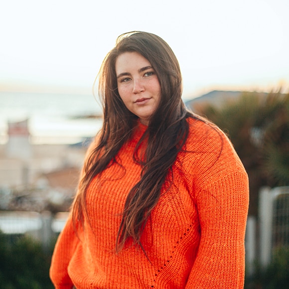 À NE PAS FAIRE… vaporiser votre shampooing sec trop près de vos cheveux.