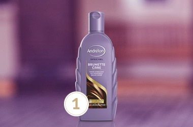 Meisje in paarse trui en donker krullend haar.