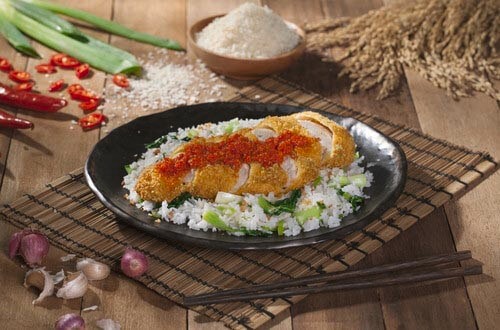Ayam katsu balado disajikan dengan nasi