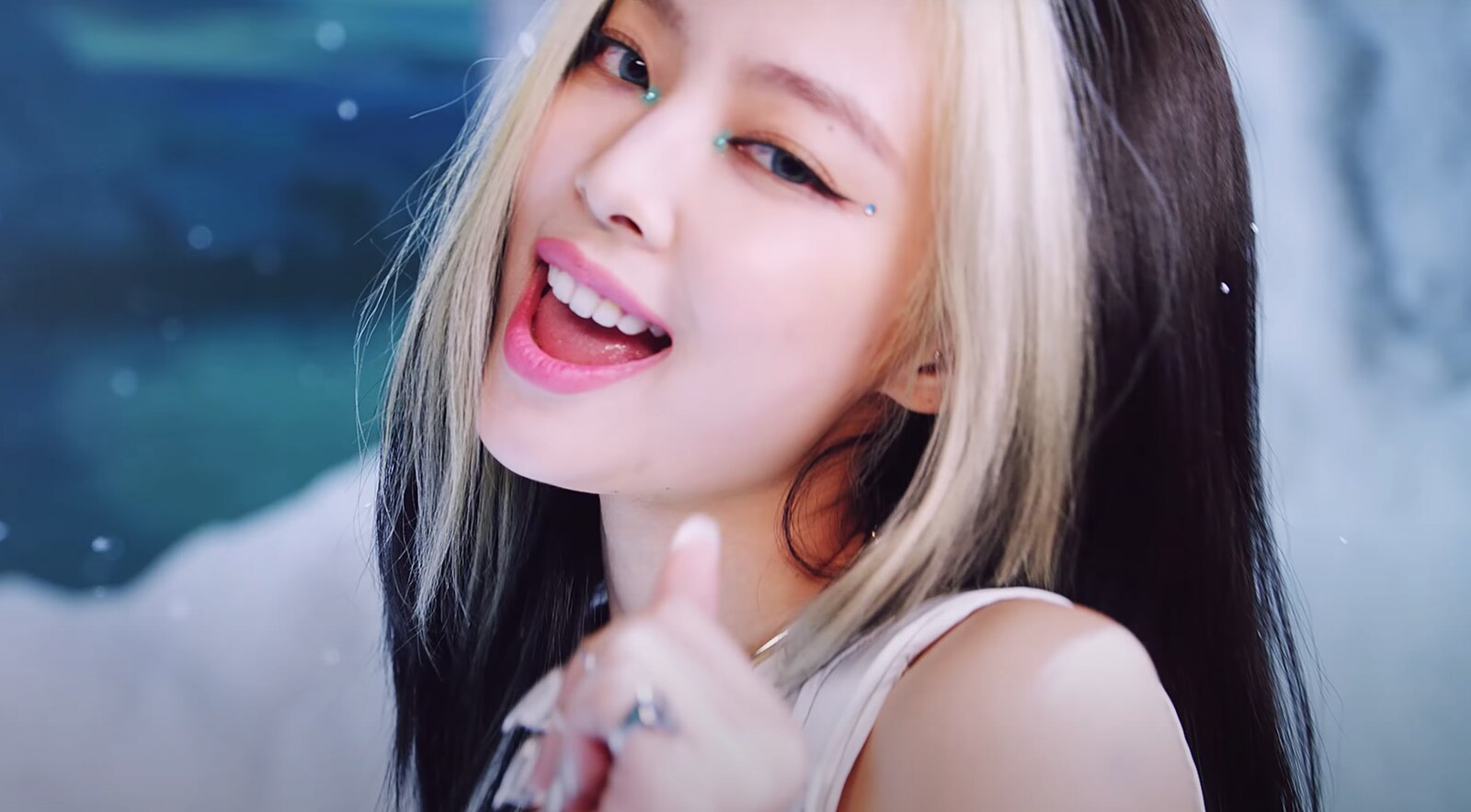 Tren Warna Rambut Abu-Abu