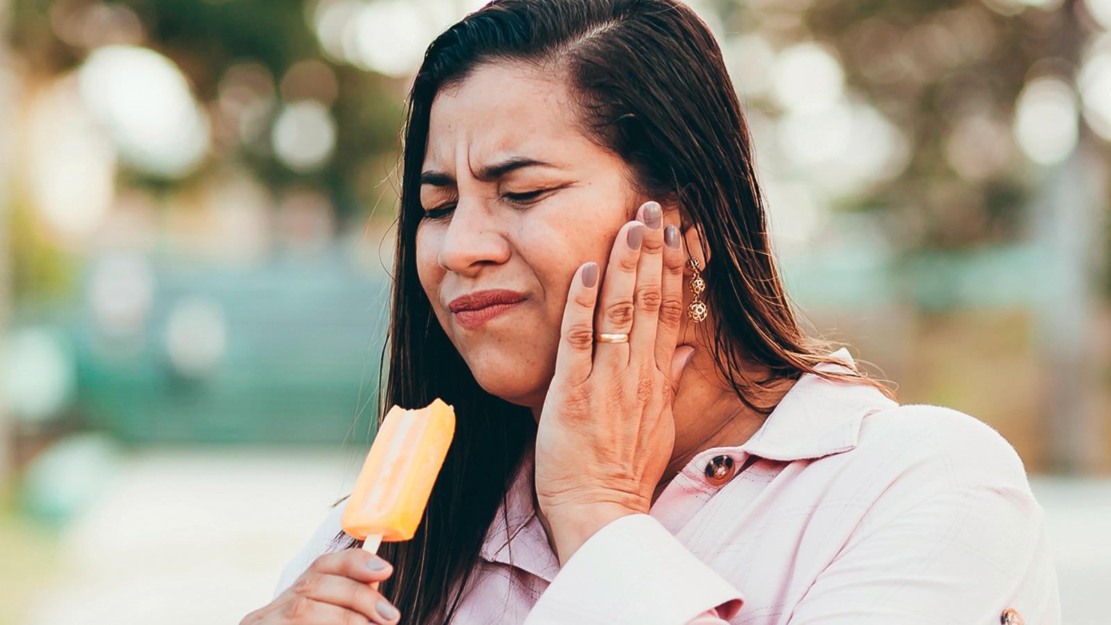 Pasta gigi Sensitive Mineral Active di atas layar putih dan biru