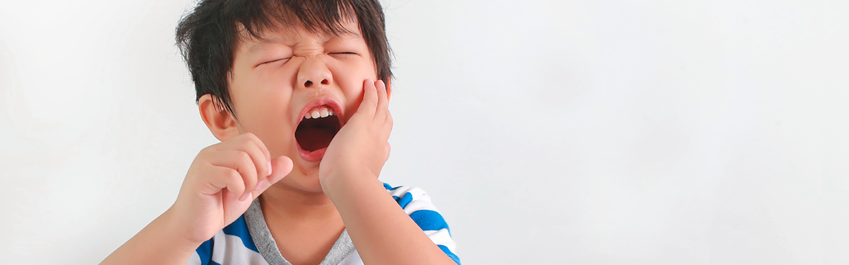 Một đứa trẻ bị đau sau khi ăn đồ ngọt
