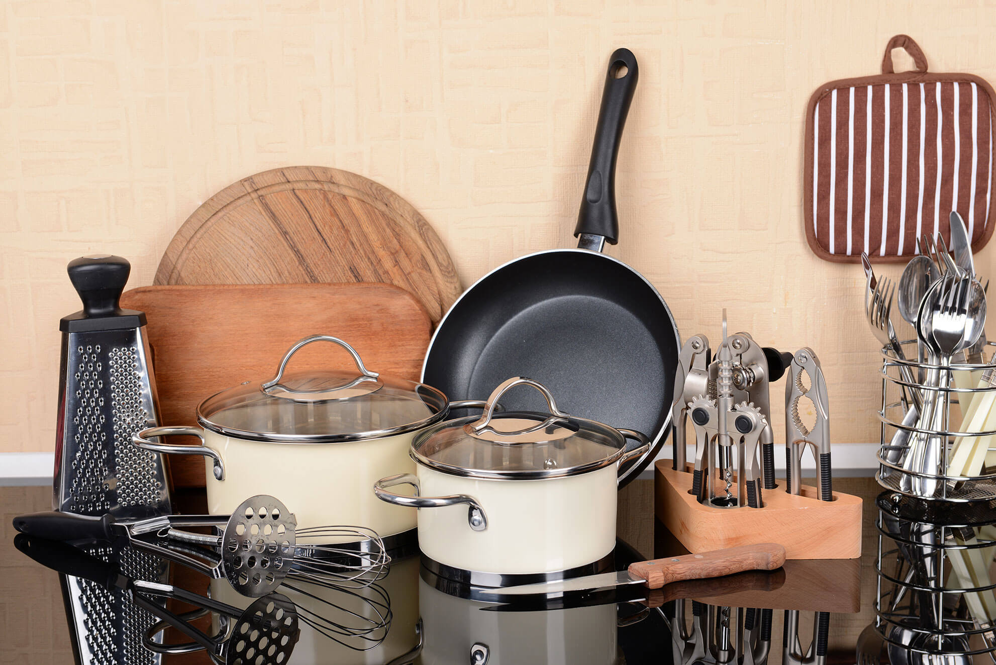 Berbagai peralatan dapur di atas meja mulai dari panci, wajan, hingga sendok garpu