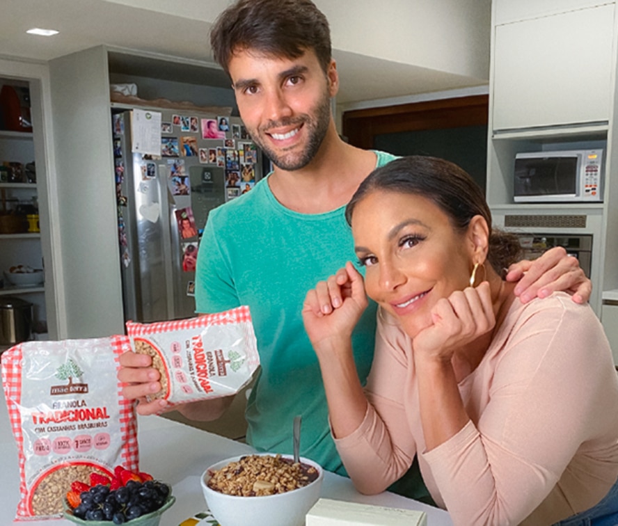 Ivete e Cady seguram o NuChips de Batata Doce da Mãe Terra