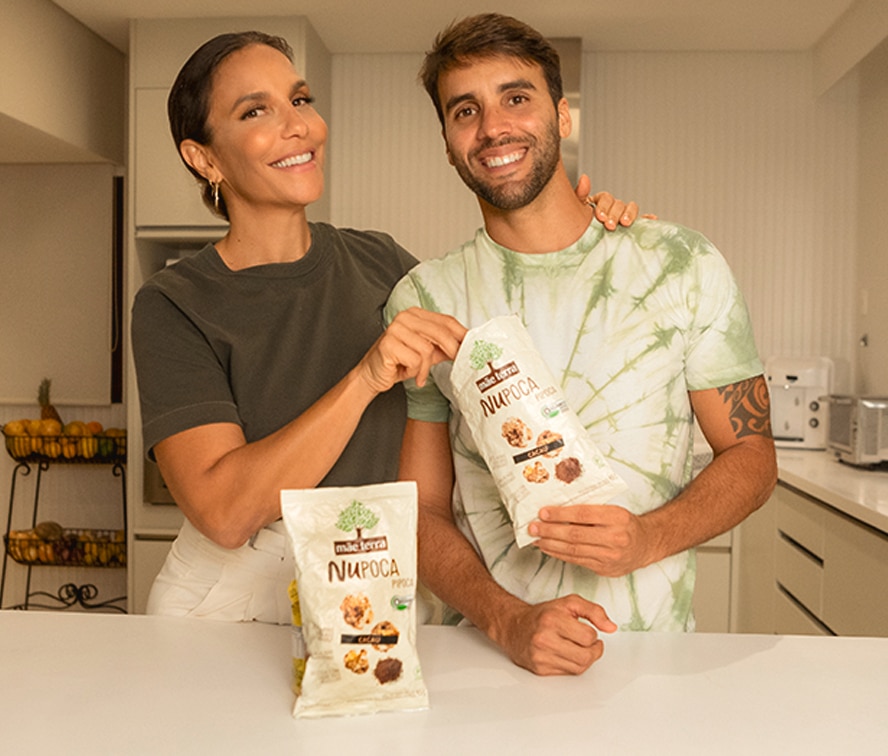 Ivete e Cady seguram o NuChips de Batata Doce da Mãe Terra