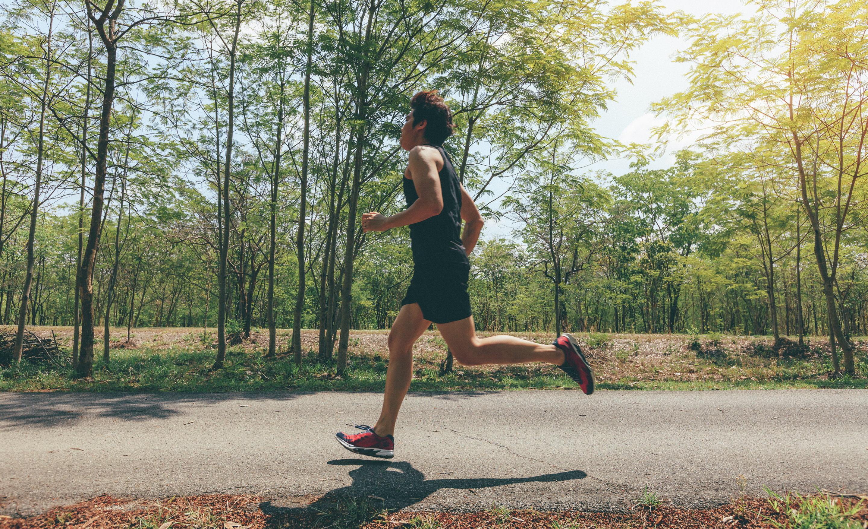 pria sedang berolahraga lari di luar ruangan