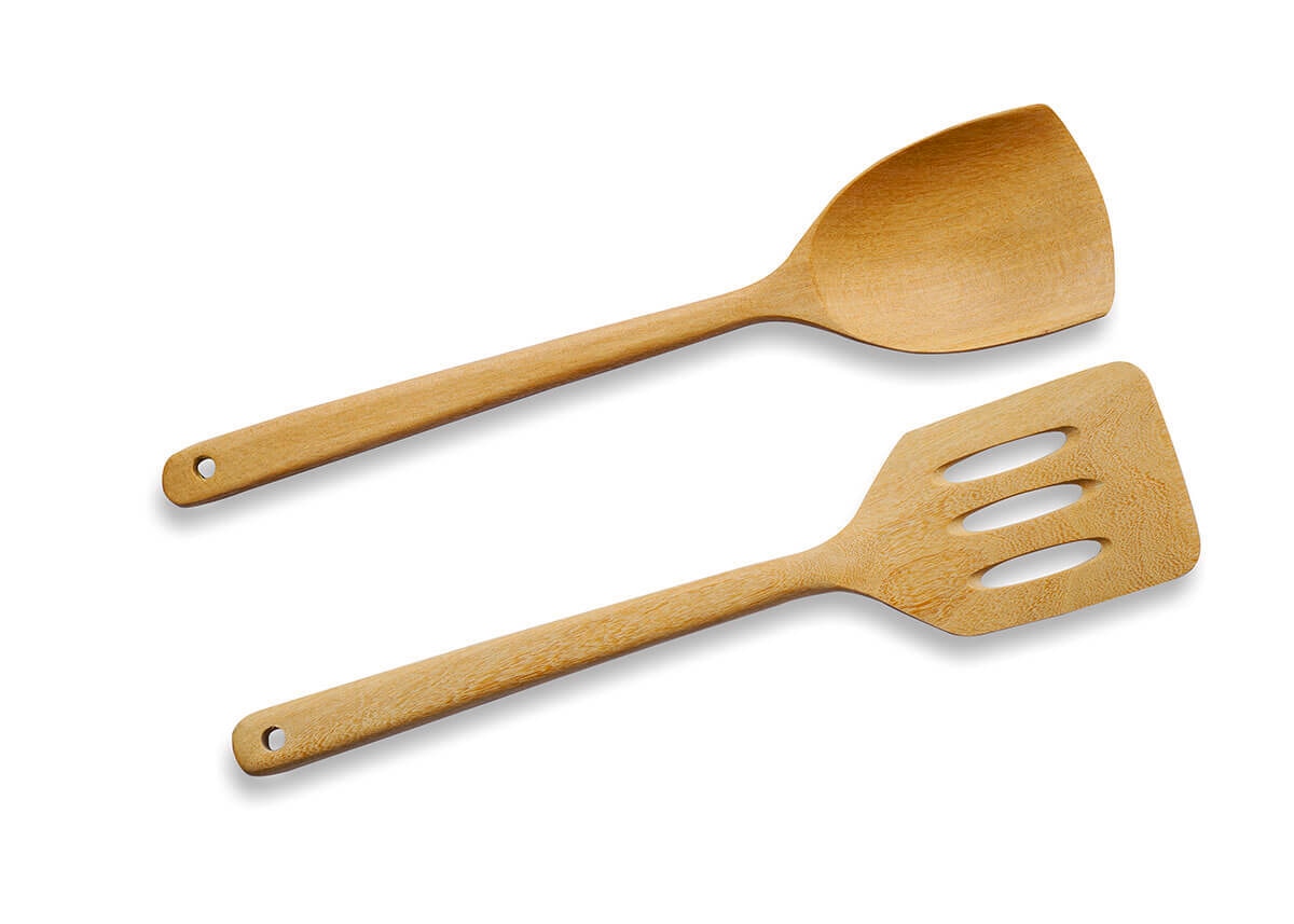 Dua jenis spatula wajan yang terbuat dari kayu berwarna cokelat muda