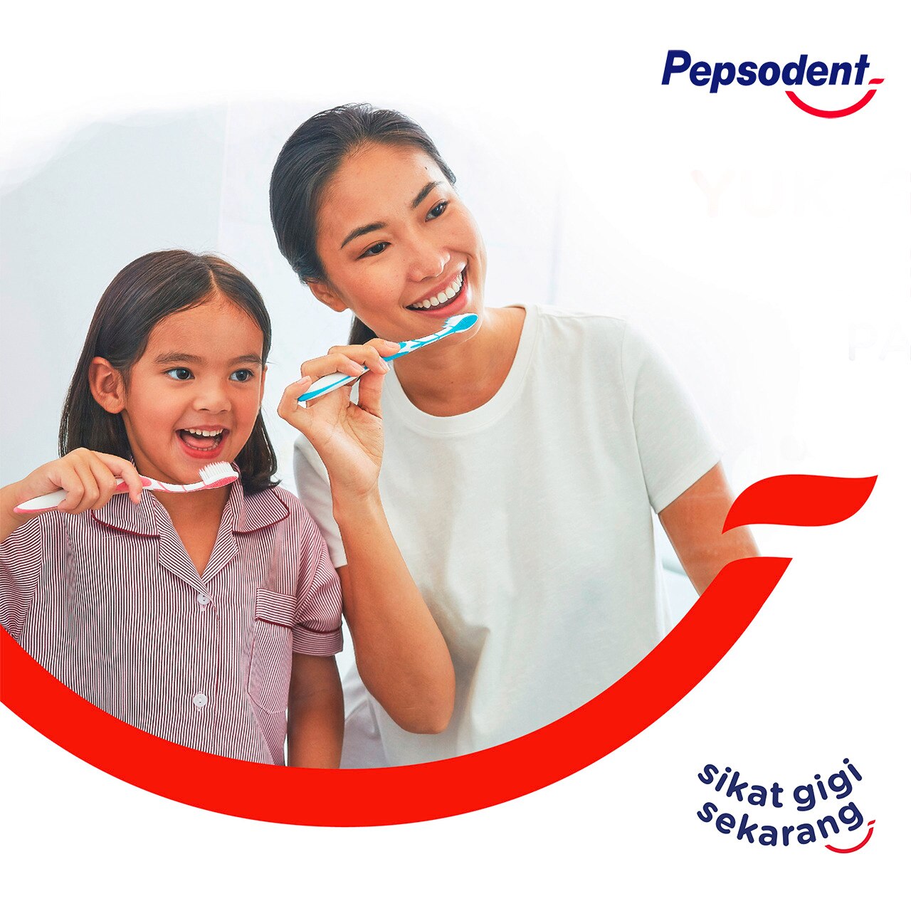 Ibu dan anak menyikat gigi di depan cermin