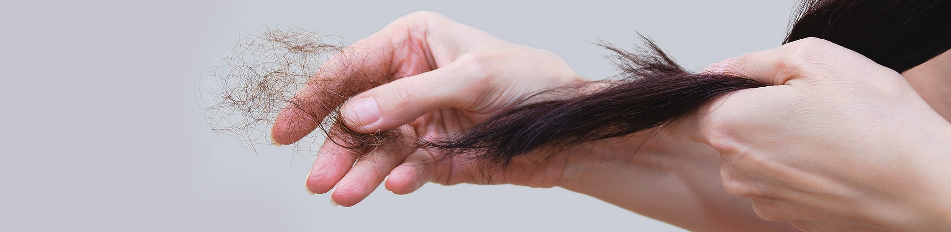 Wanita melihat gumpalan rambut rontok di tangan