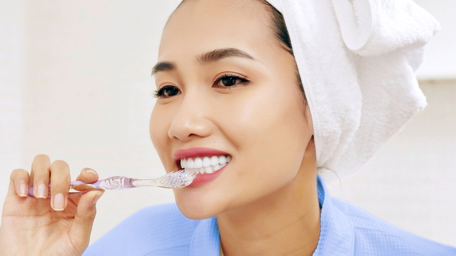 Một người đánh răng trong gương