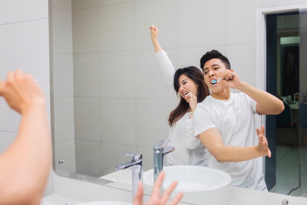 pria wanita menyikat gigi