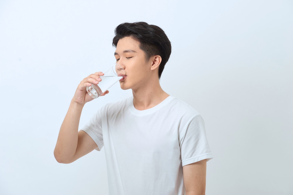 seseorang meminum air