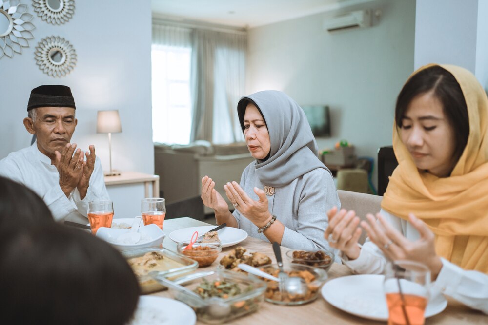 keluarga berdoa di meja makan