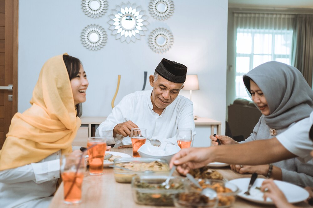 keluarga berkumpul di meja makan
