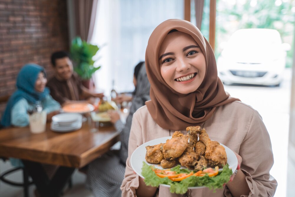 wanita membawa ayam goreng
