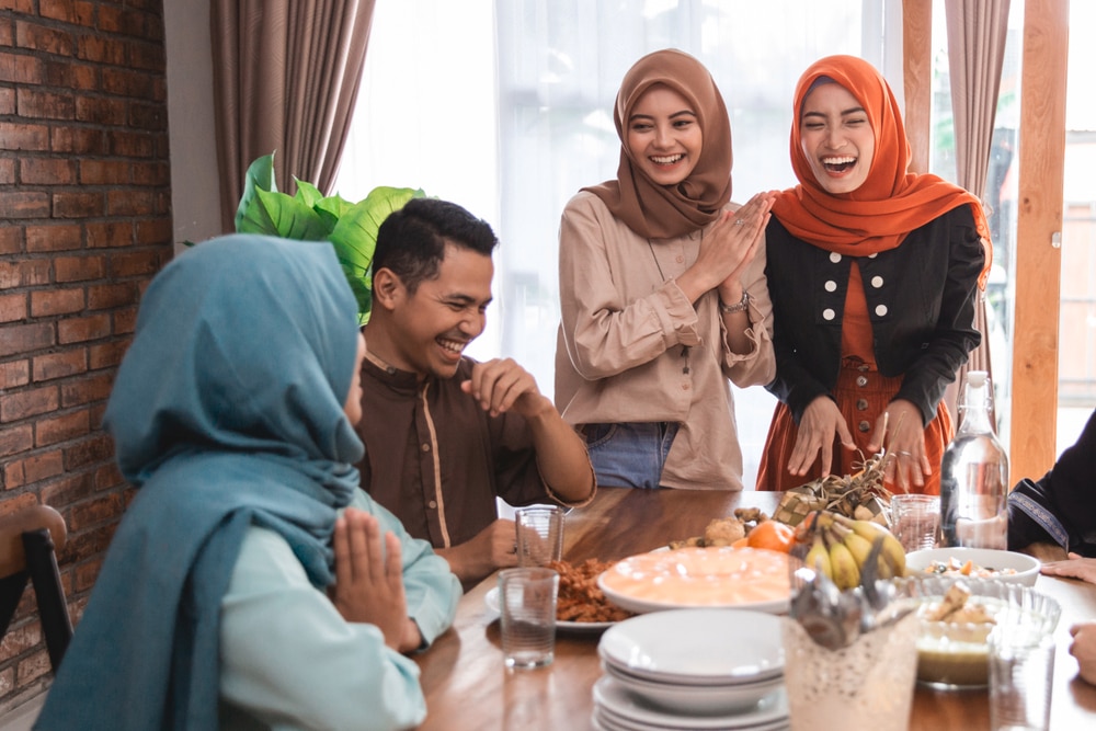 keluarga berkumpul di meja makan