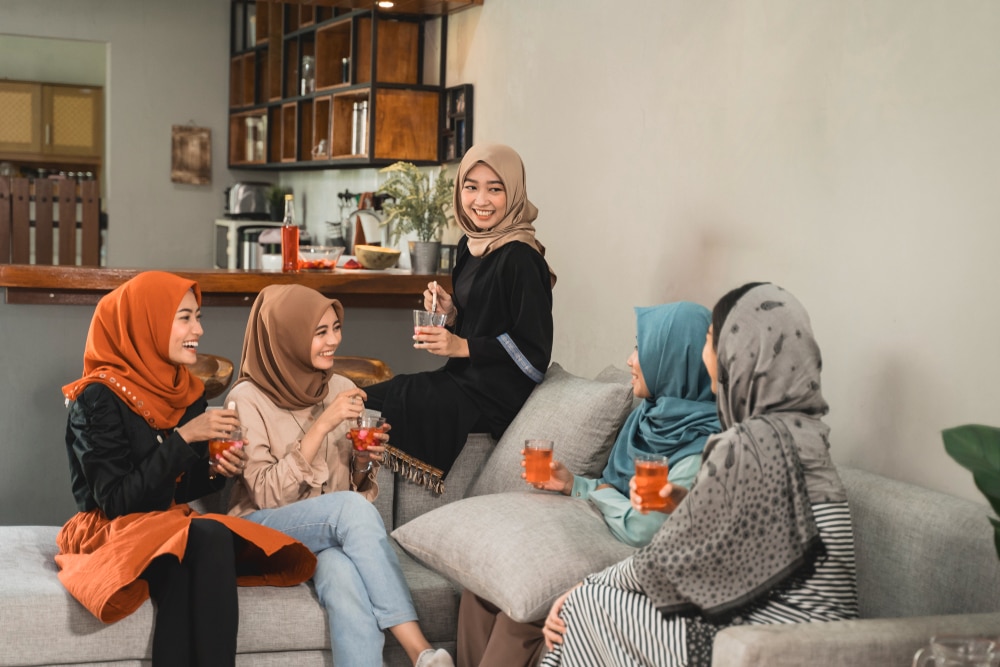 wanita berkumpul di atas sofa