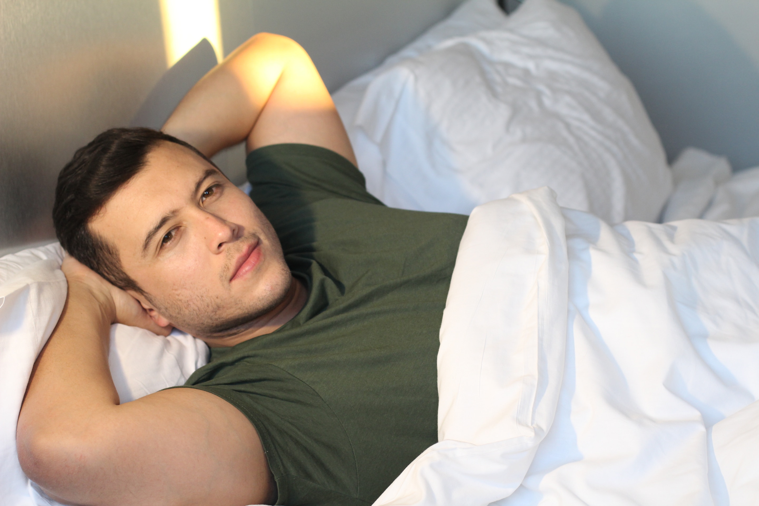 Фото мужчин домашние дома в кровати крупным планом. Фото мужчин 30-40 в кровати домашние. Мужчина в возрасте на кровати домашнее. Improve Sleep quality.