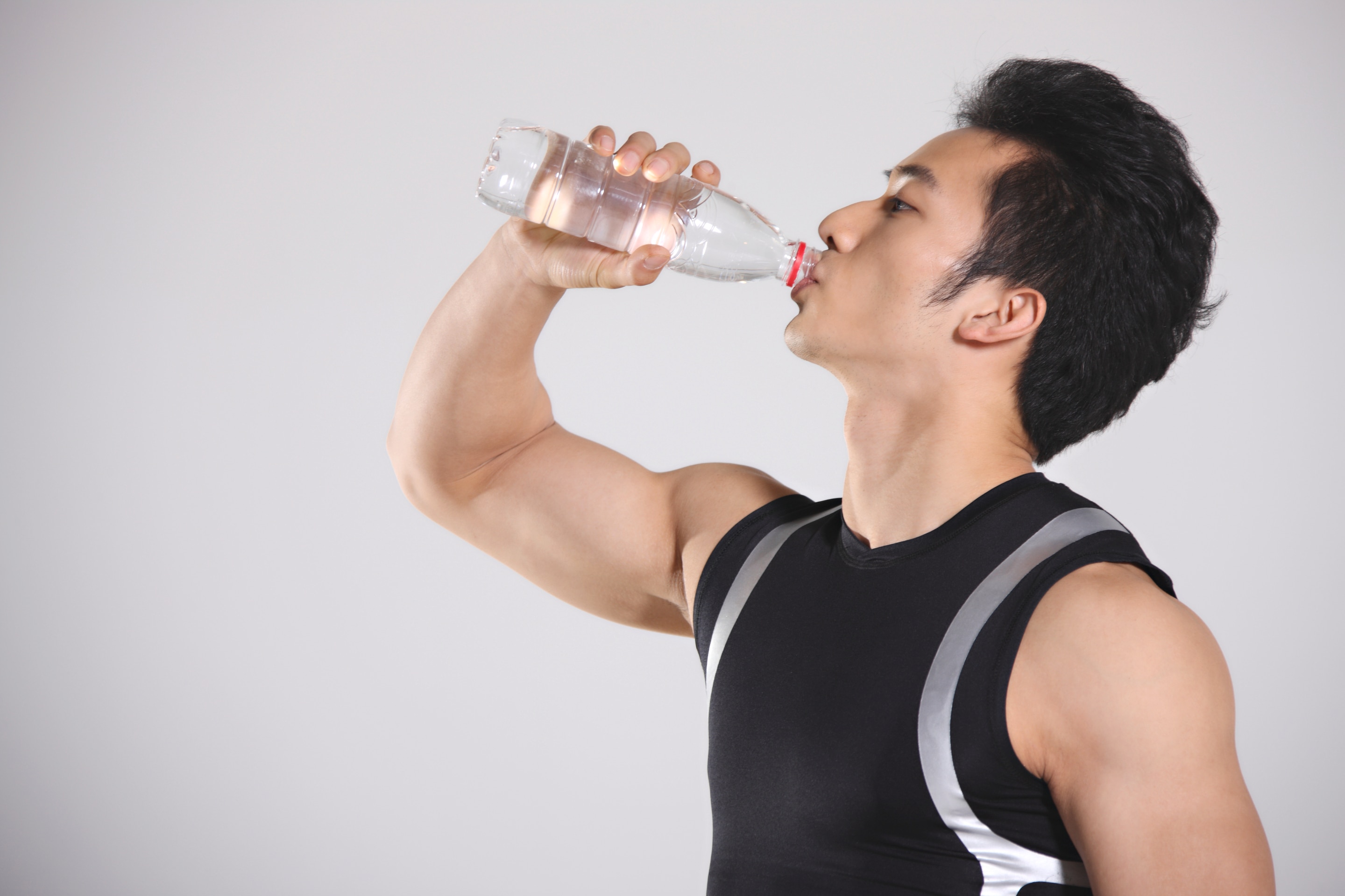 pria asia sedang minum