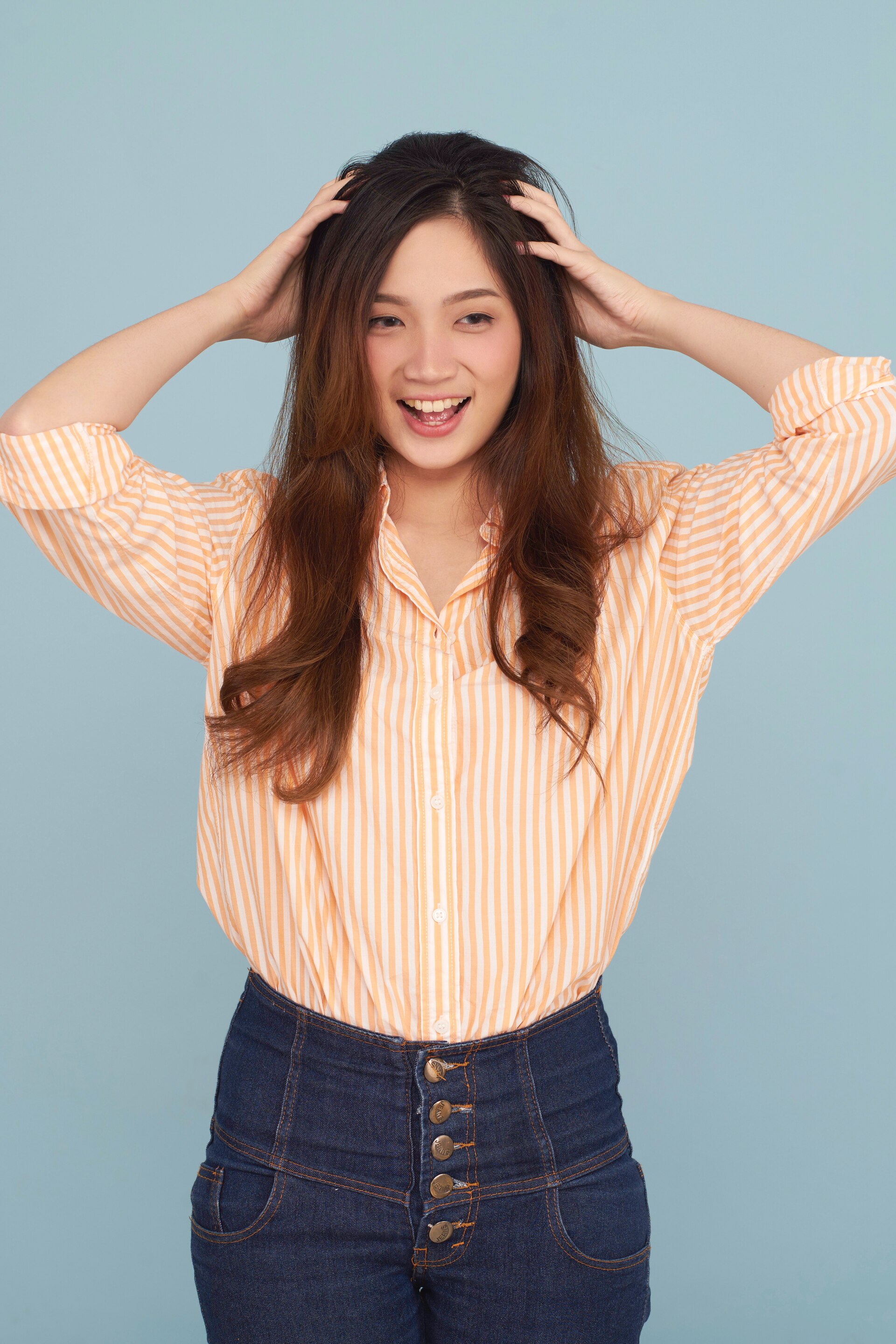 Wanita asia mengacak rambut panjang warna cokelat ombre - cara membuat rambut terlihat tebal