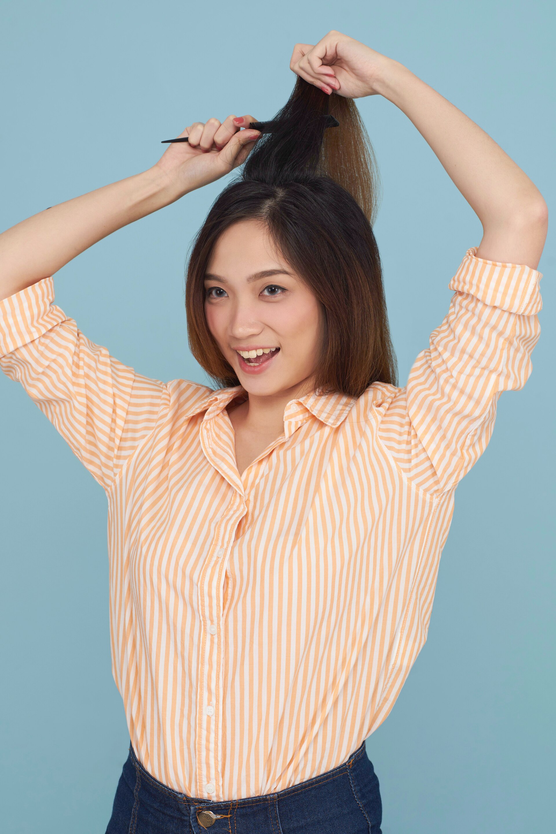 Wanita asia dengan rambut panjang menyasak rambut - cara membuat rambut terlihat tebal