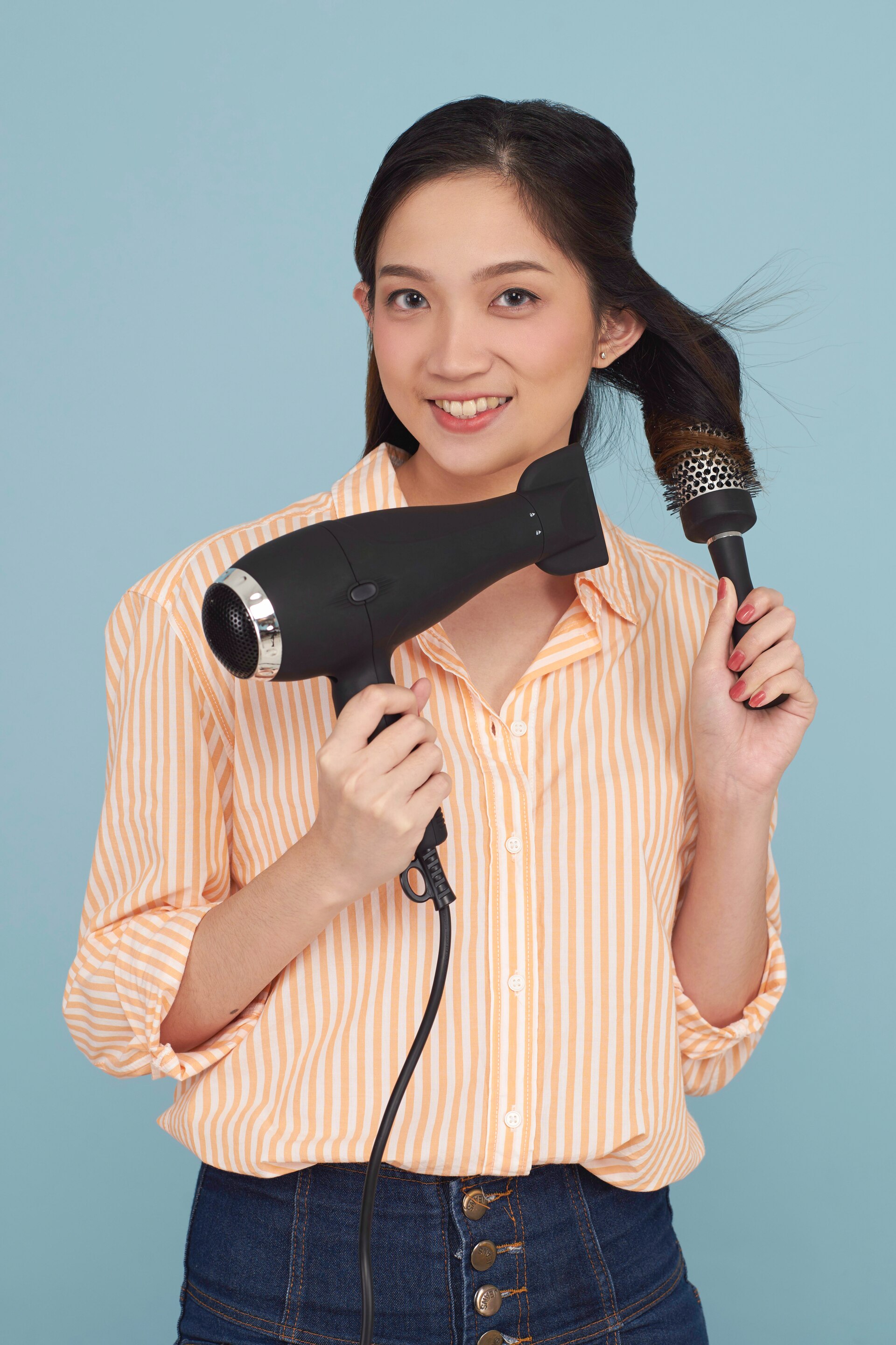 Wanita asia dengan rambut panjang blow dry rambut - cara membuat rambut lebih tebal