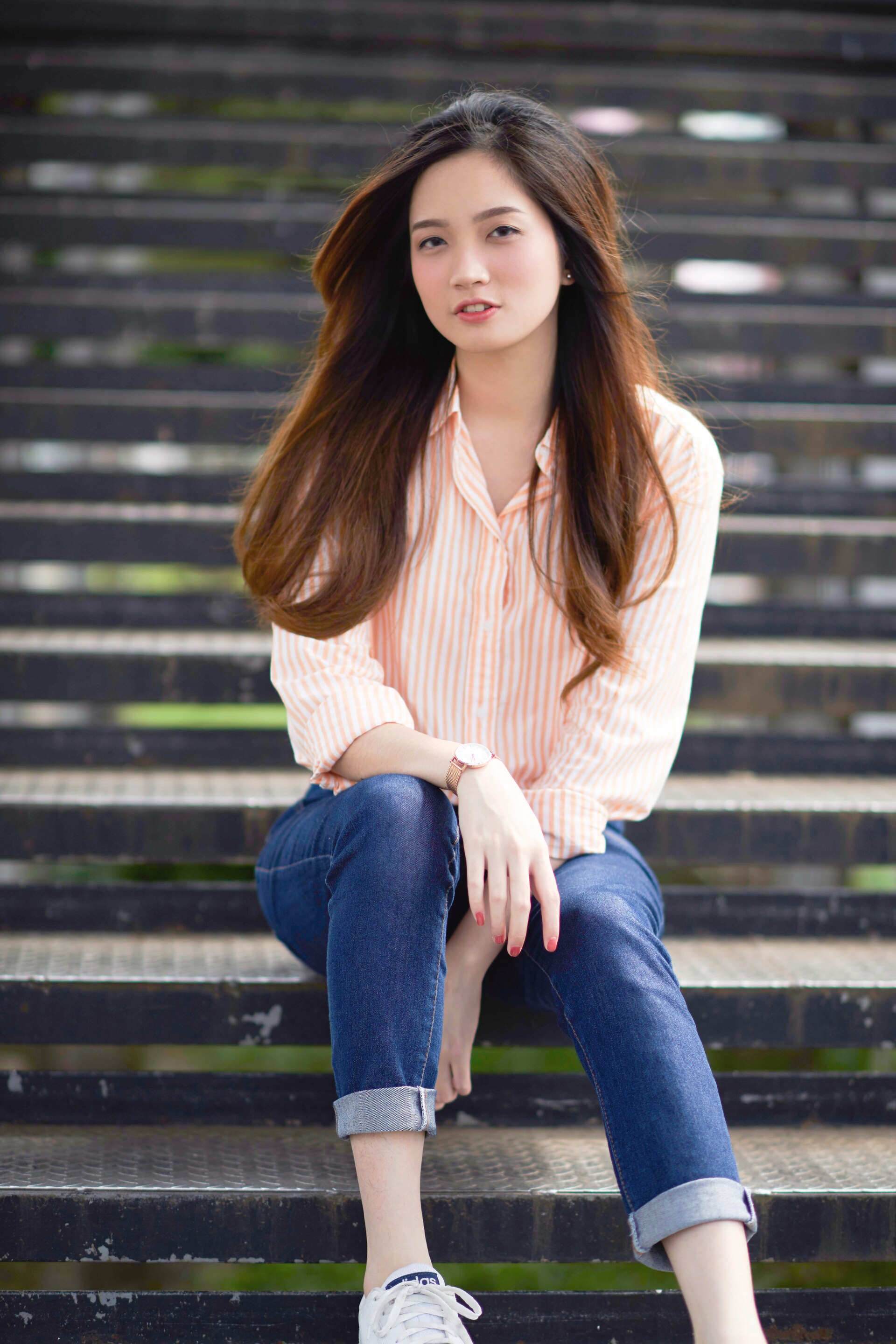 wanita-asia-dengan-rambut-tebal-warna-pirang