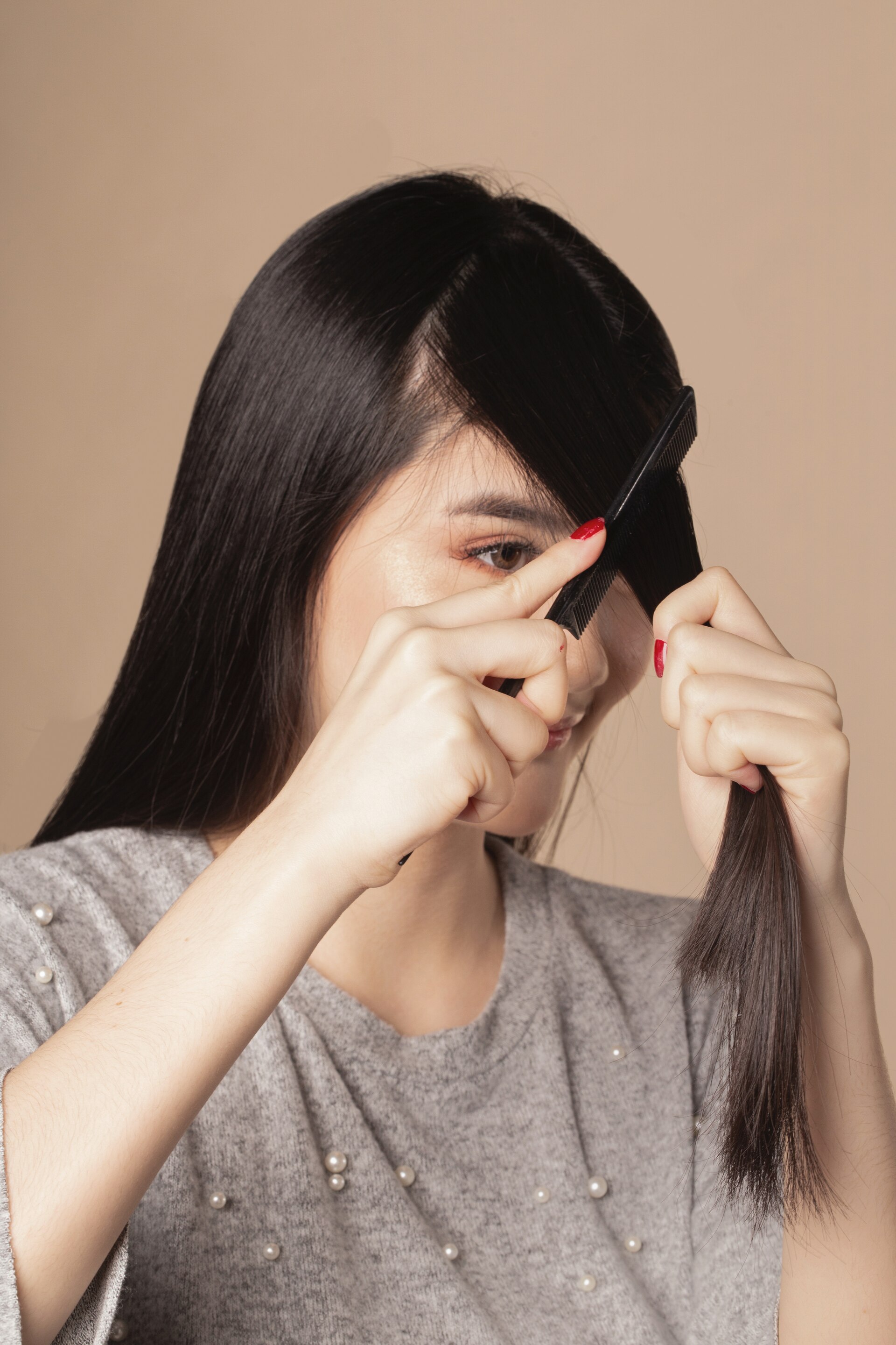 Menyisir rambut ke bagian depan