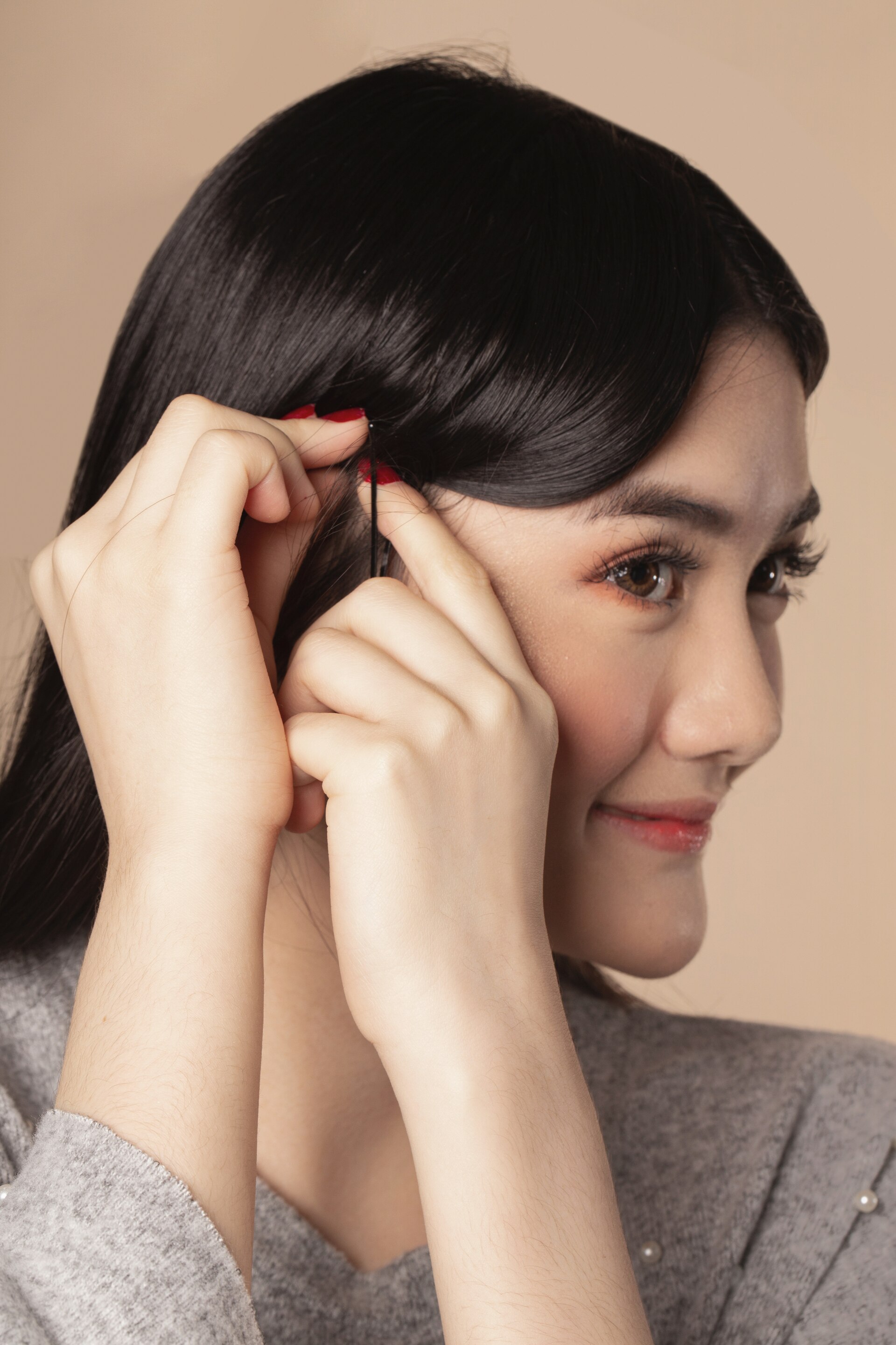 Membentuk poni dengan jepit