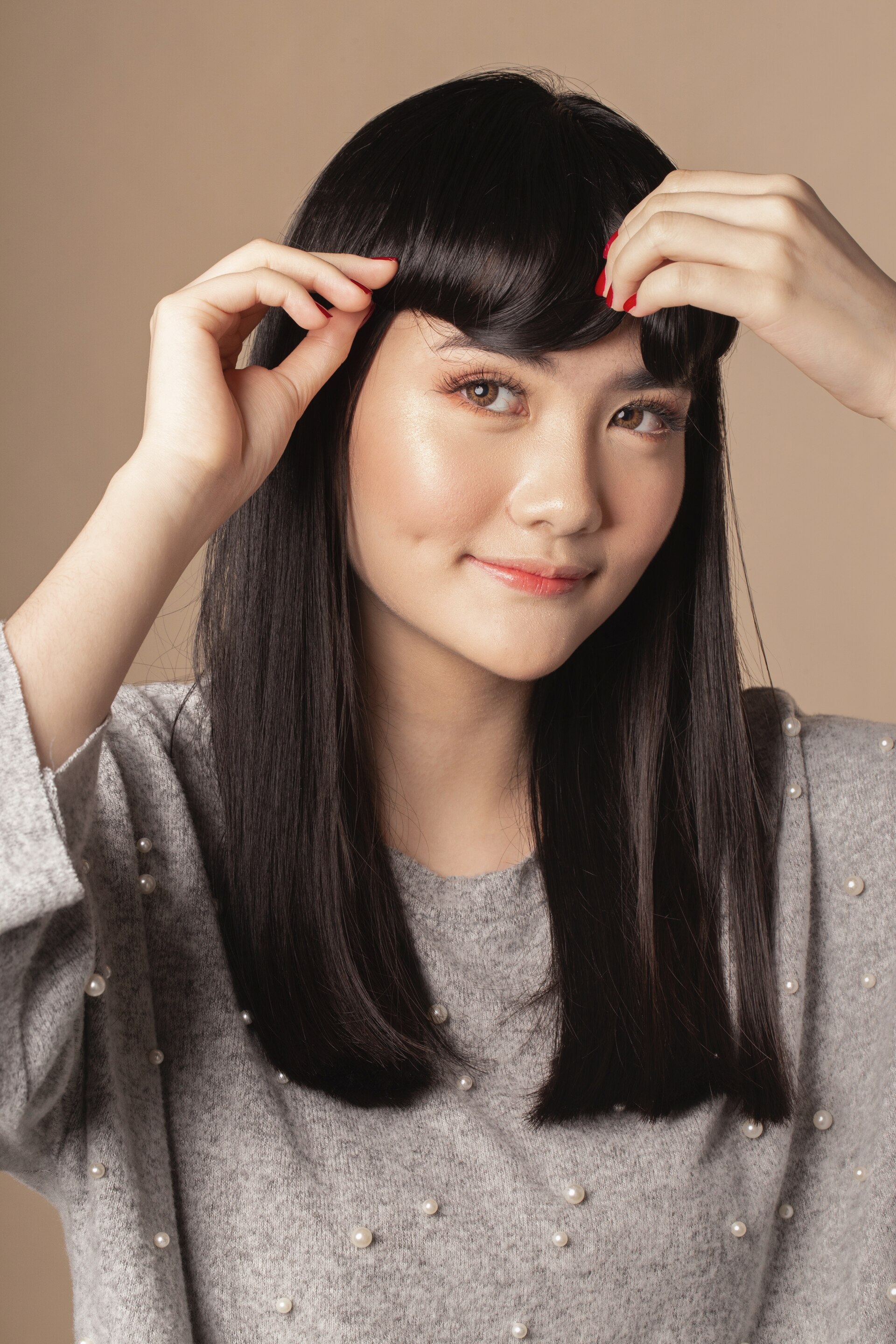 Melonggarkan poni dengan jari dan menggunakan hairspray