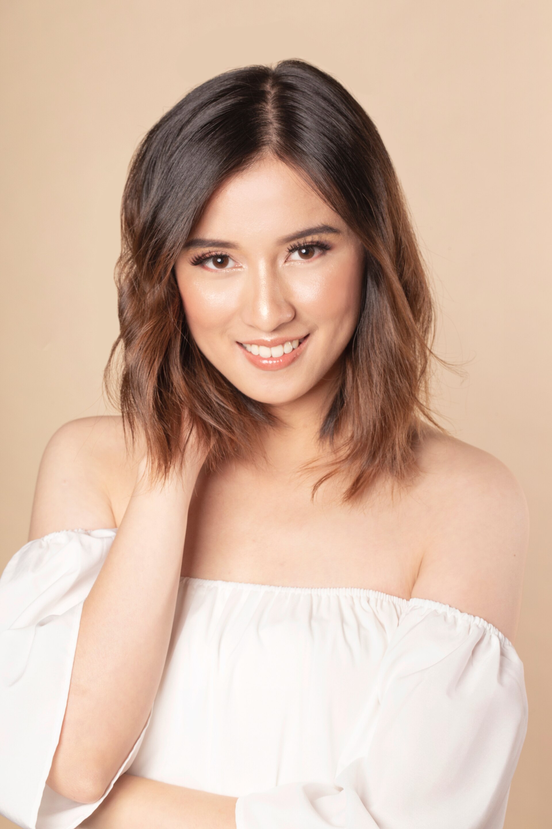 Wanita asia dengan model rambut korea beach wave