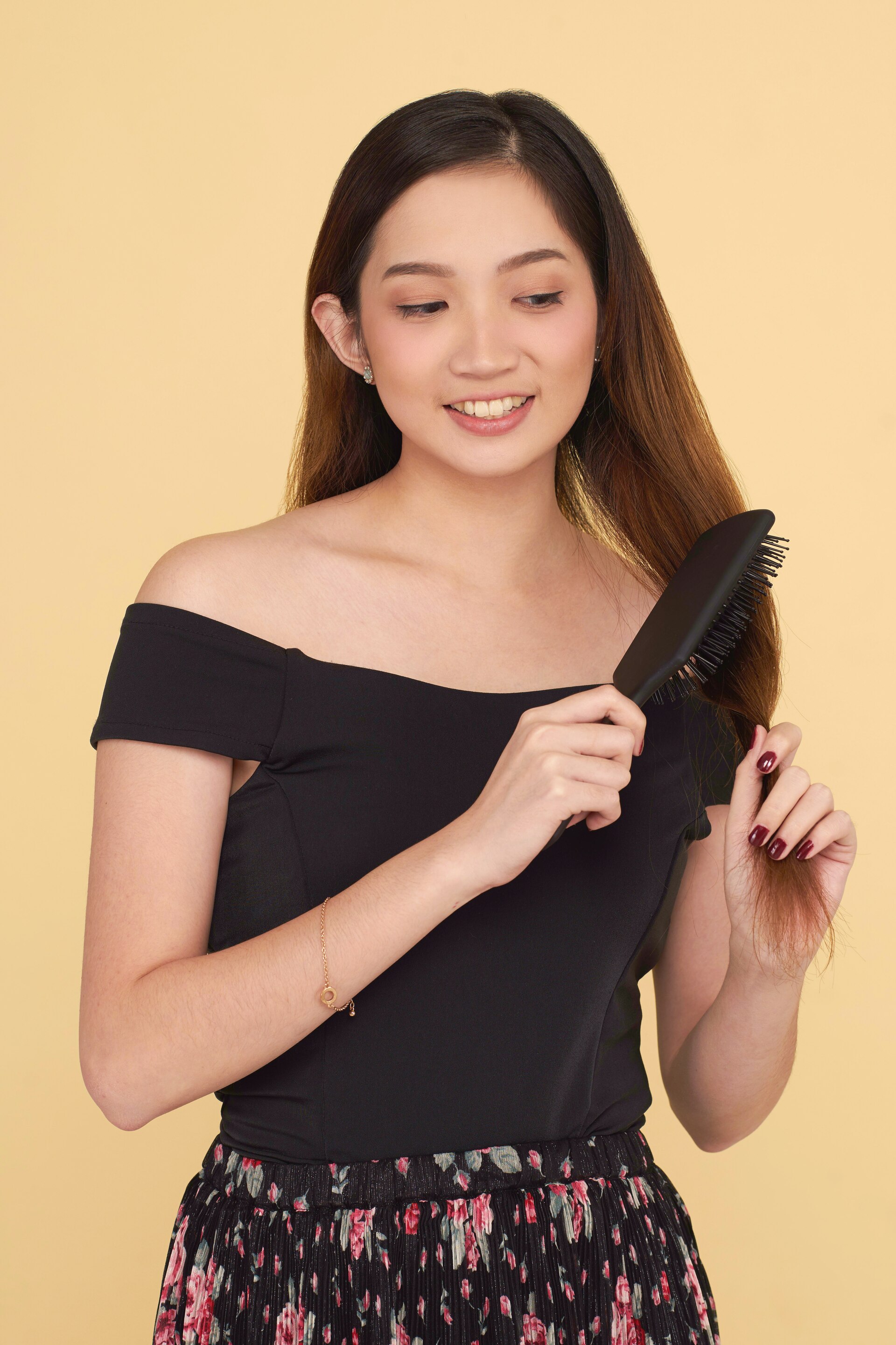 Wanita asia dengan rambut panjang pirang gaya rambut victory rolls.