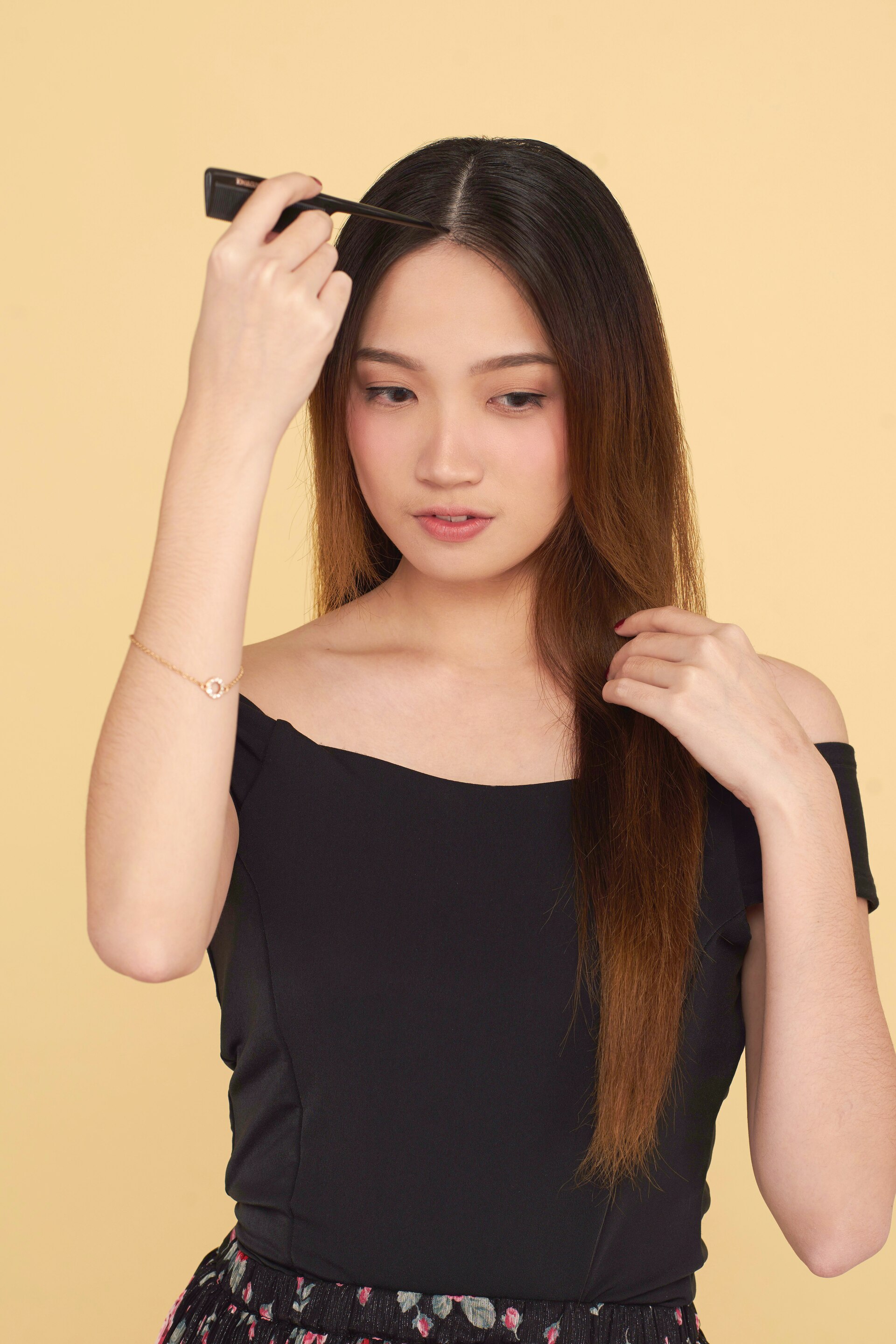 Wanita asia dengan model rambut belah tengah.