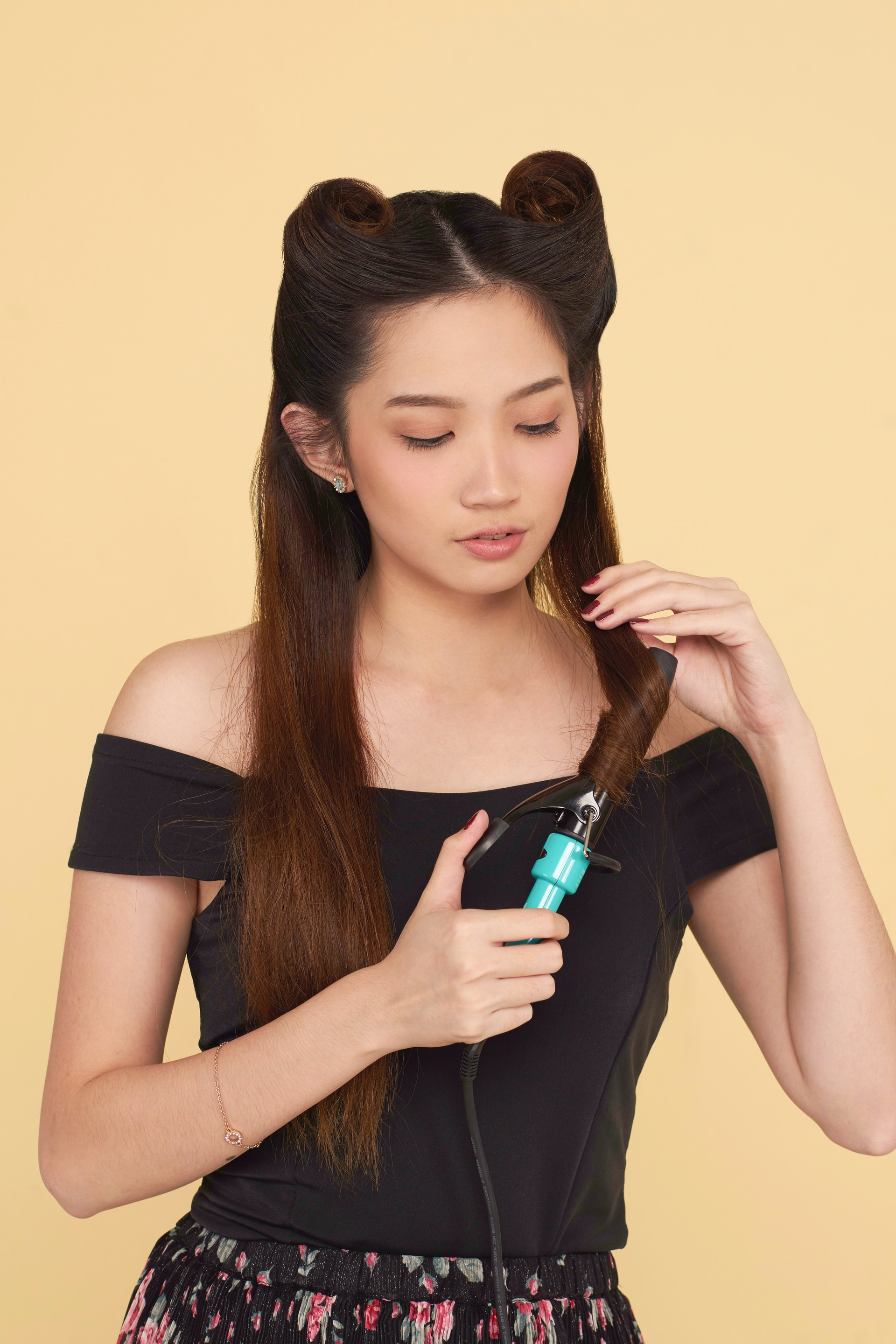 Wanita asia dengan rambut panjang.