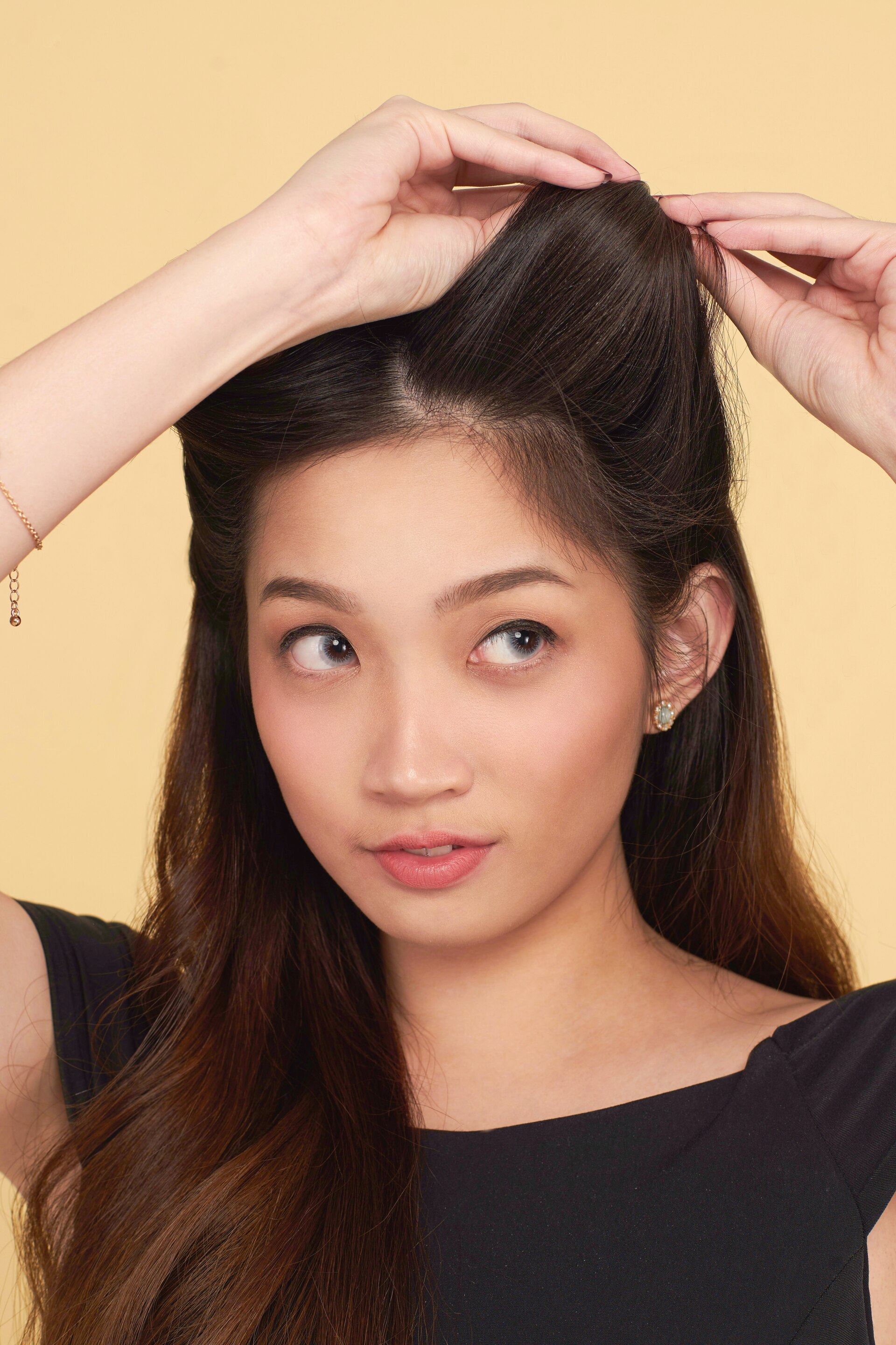 Wanita asia menggulung rambut di samping.