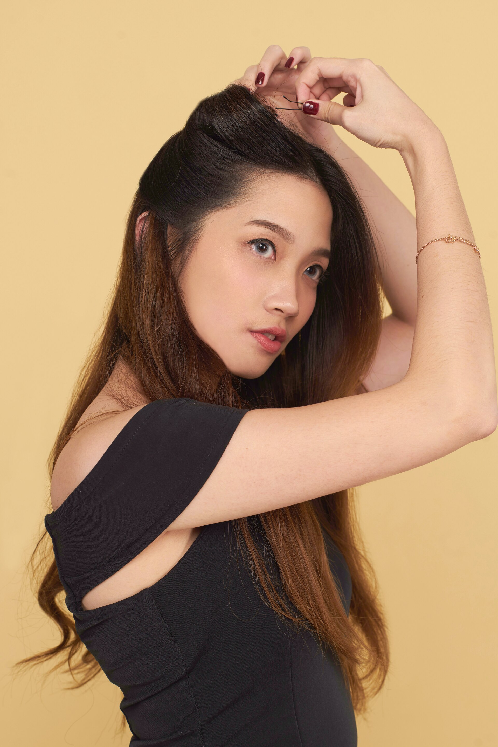 Wanita asia dengan rambut panjang menjepit rambut di bagian dalamnya.