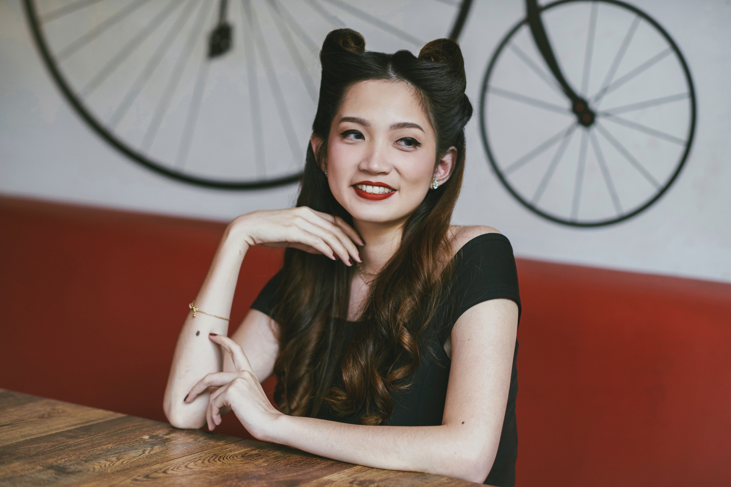 Wanita asia dengan model rambut victory rolls