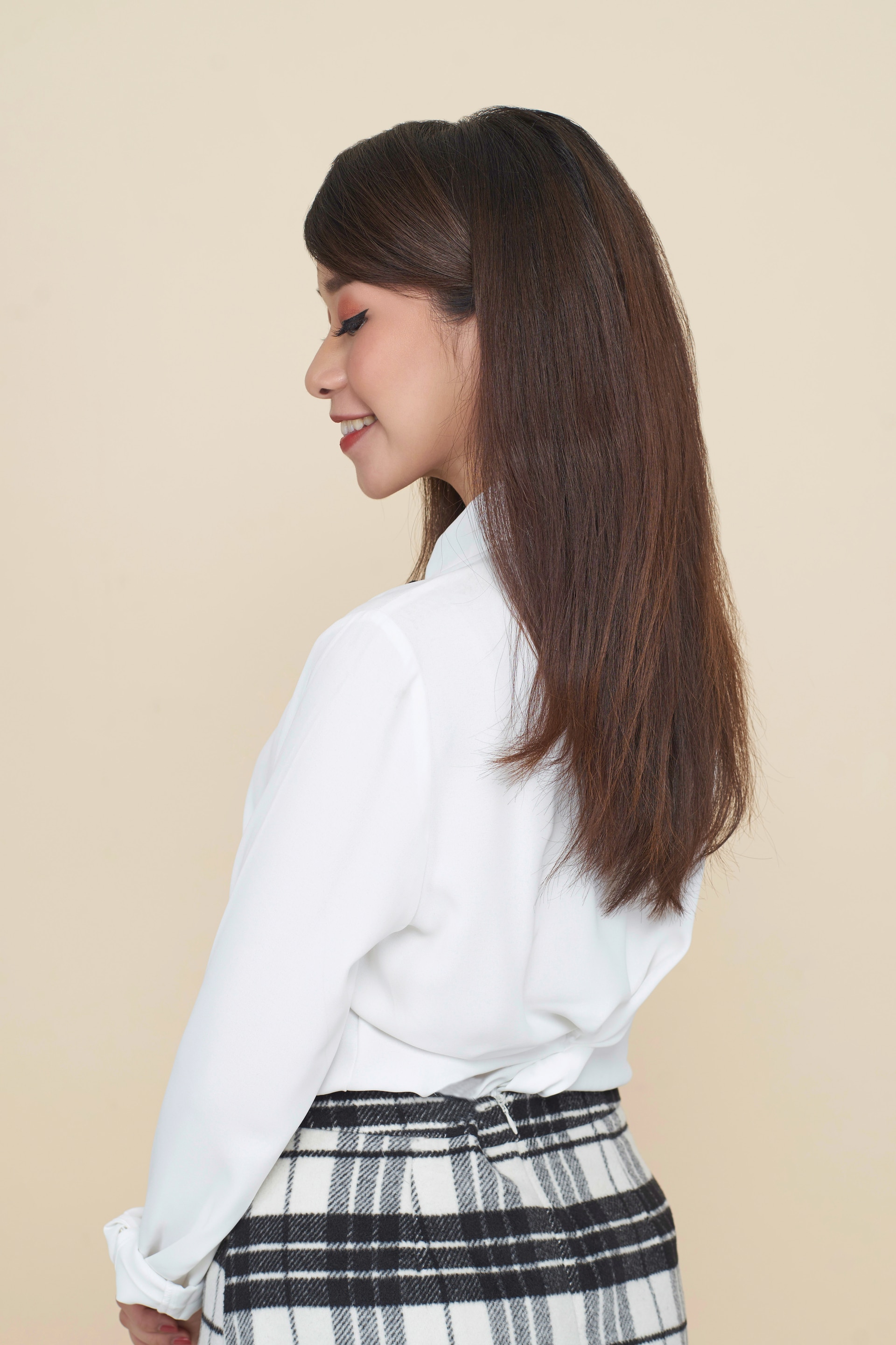 Wanita asia dengan rambut panjang tersasak rapi