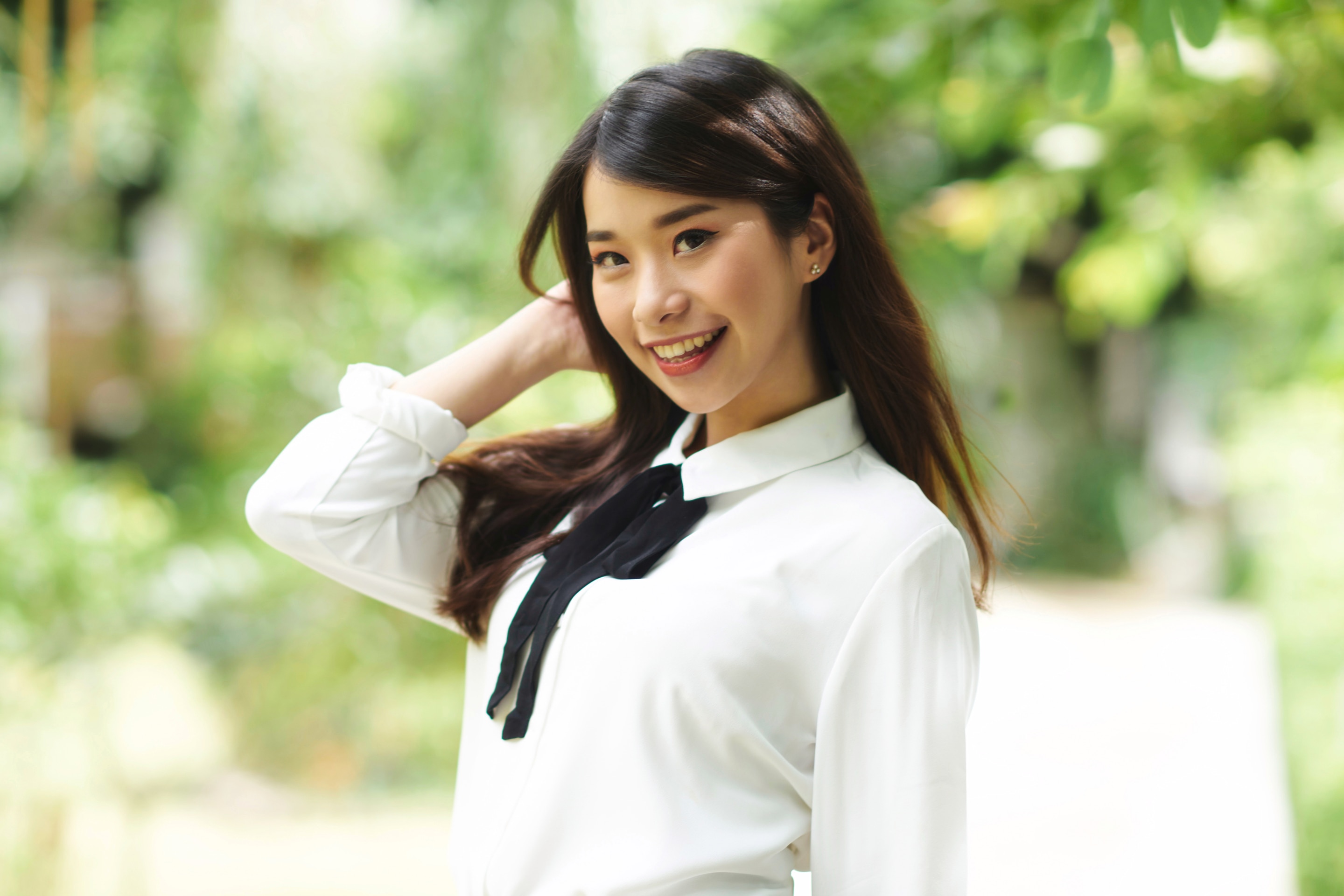 wanita asia dengan rambut lurus bervolume