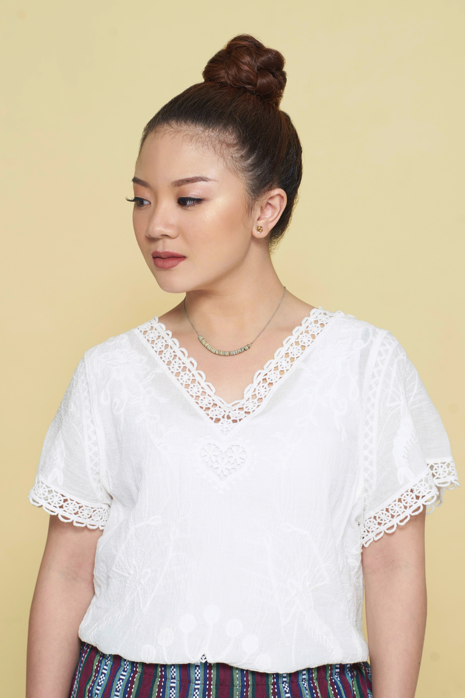 Wanita Asia dengan rambut keriting gaya cepol.