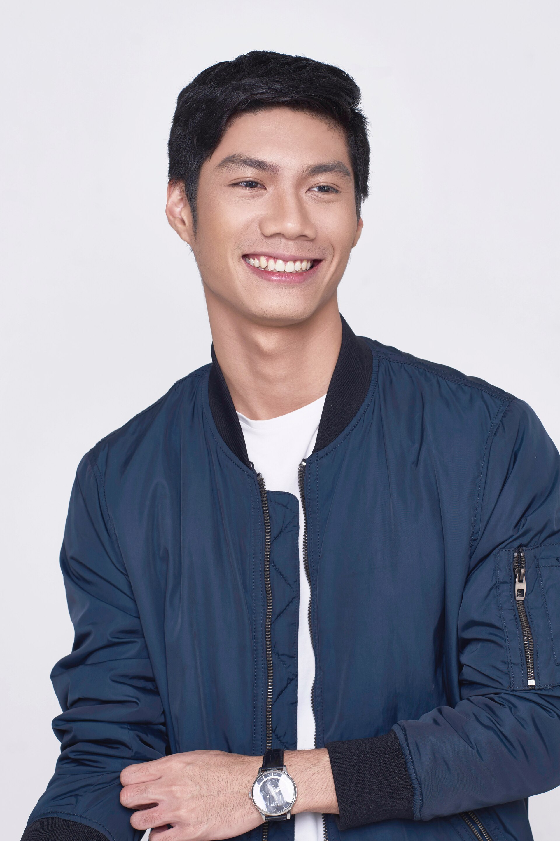 Pria Asia dengan rambut pendek.