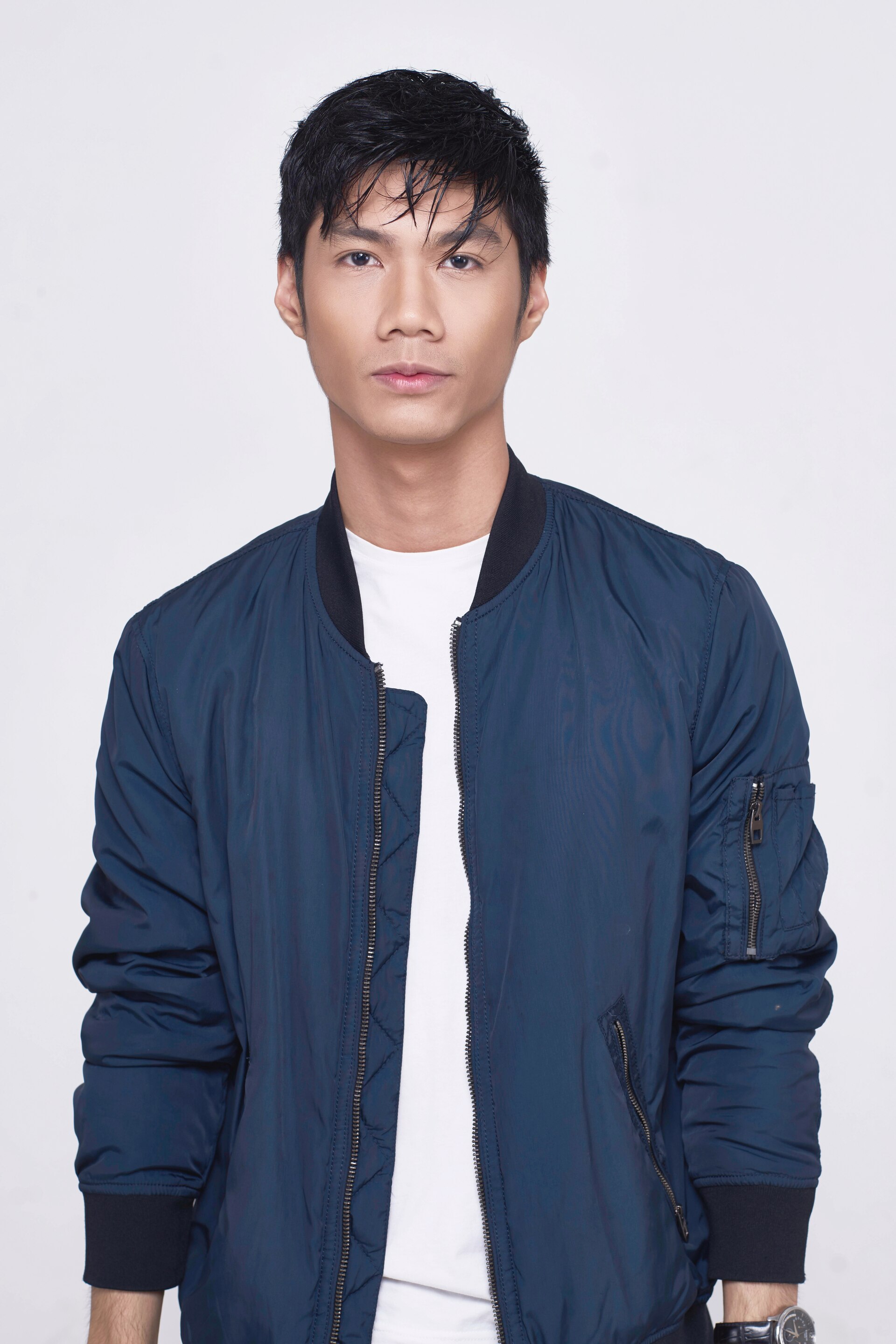 Pria asia dengan rambut pendek hitam dengan rambut basah – cara menata rambut pendek pria