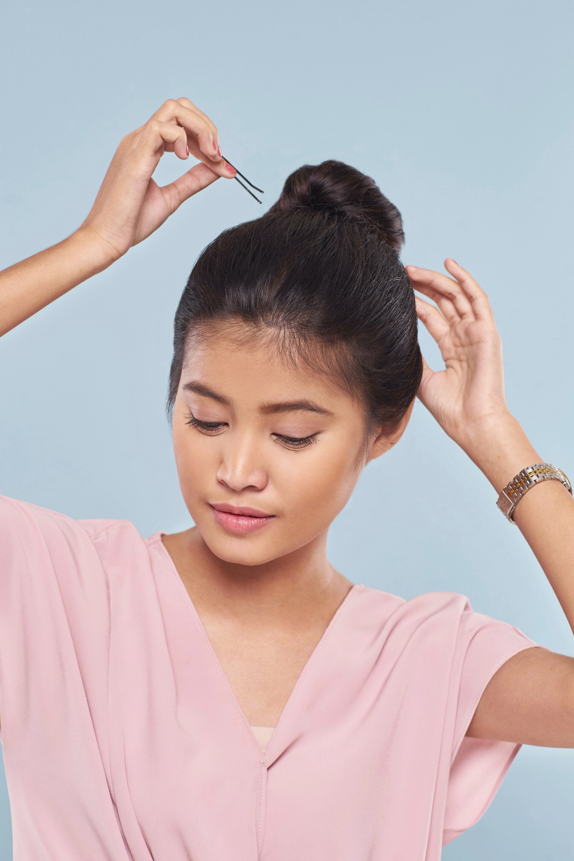 Wanita asia dengan warna rambut hitam dengan gaya rambut cepol