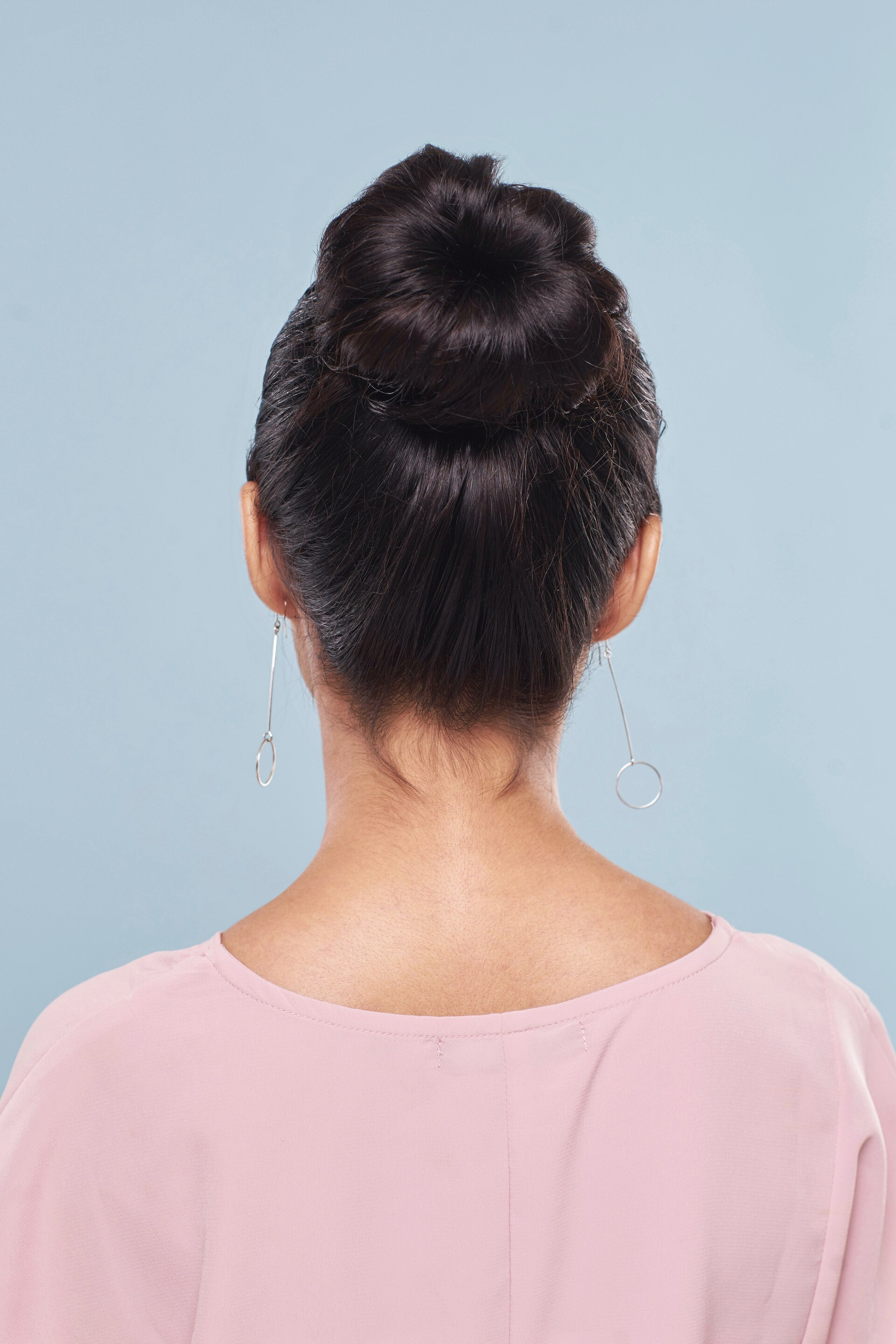 Model rambut sanggul dengan kaus kaki.