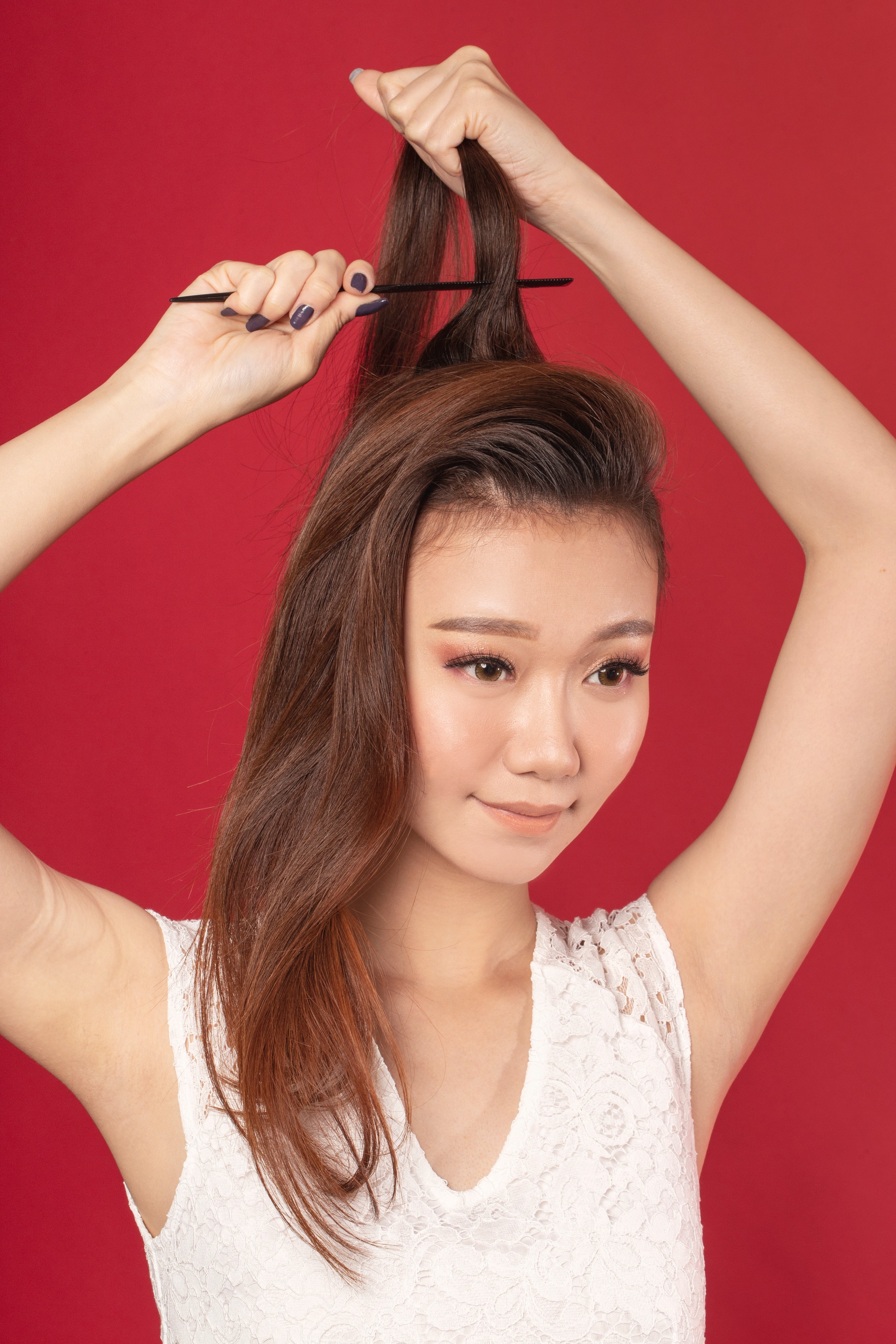 Wanita Asia sedang menyasak rambut