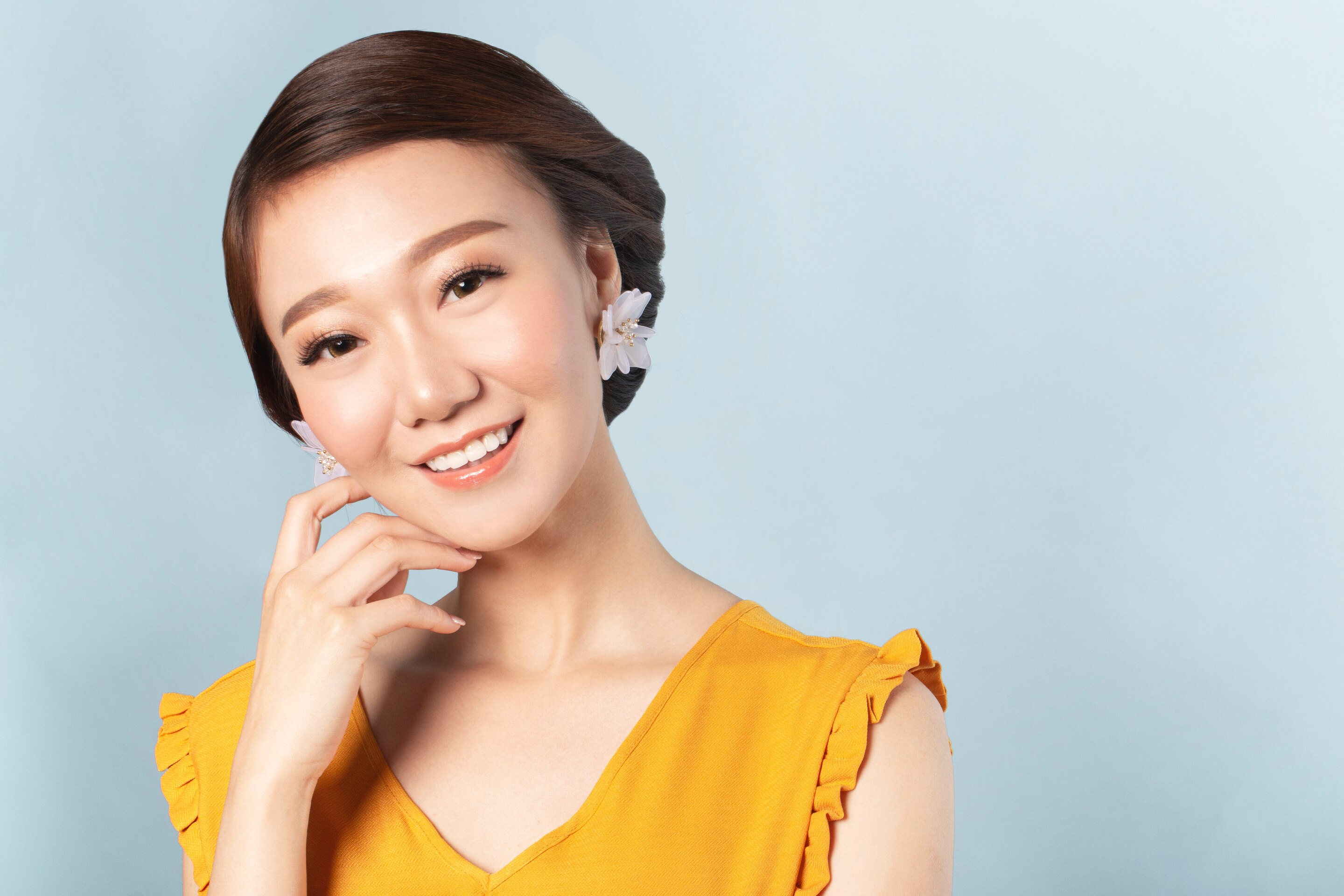 Wanita Asia dengan gaya rambut side buns hair pins