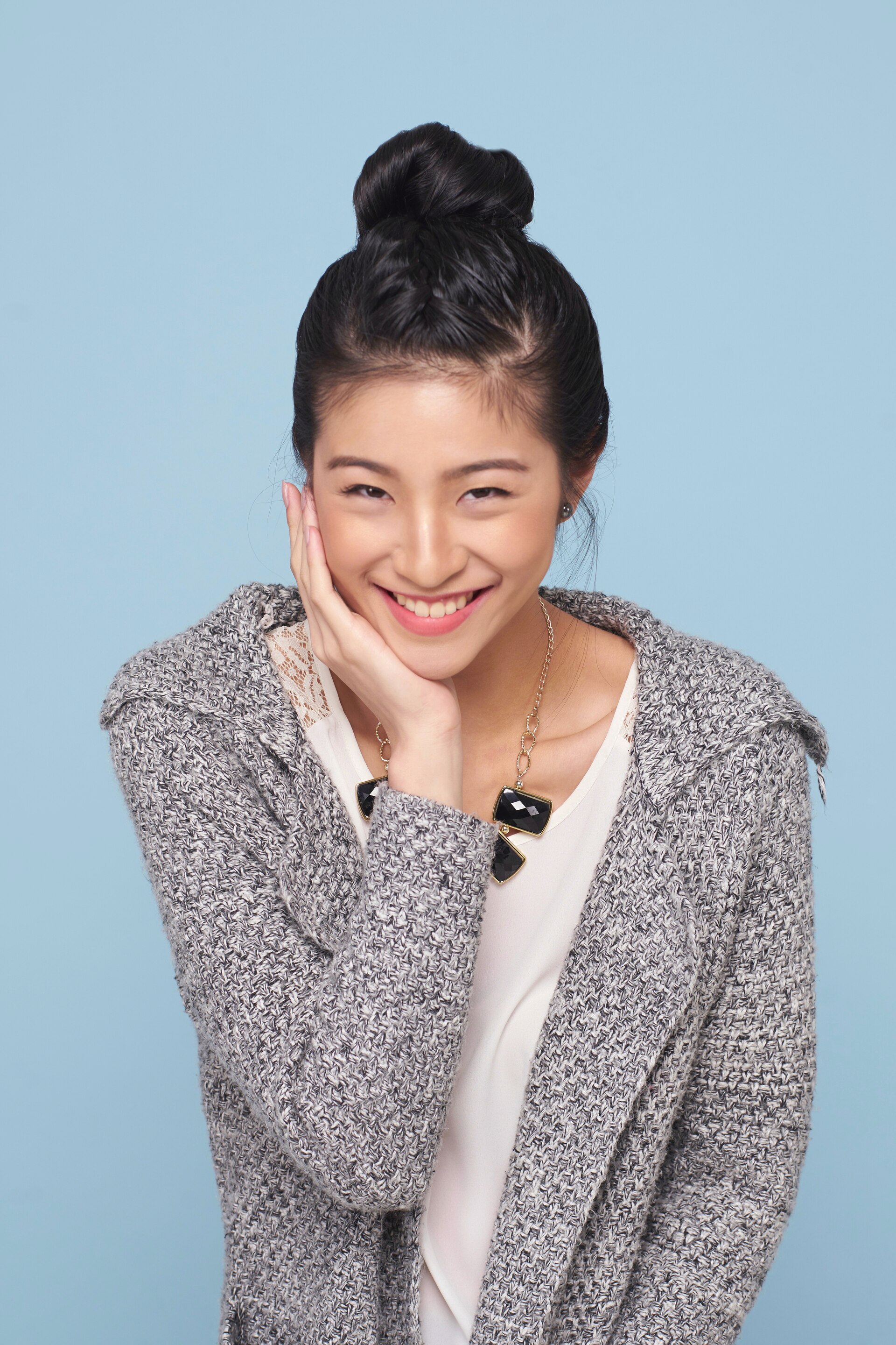 Wanita Asia dengan model rambut french braid bun.