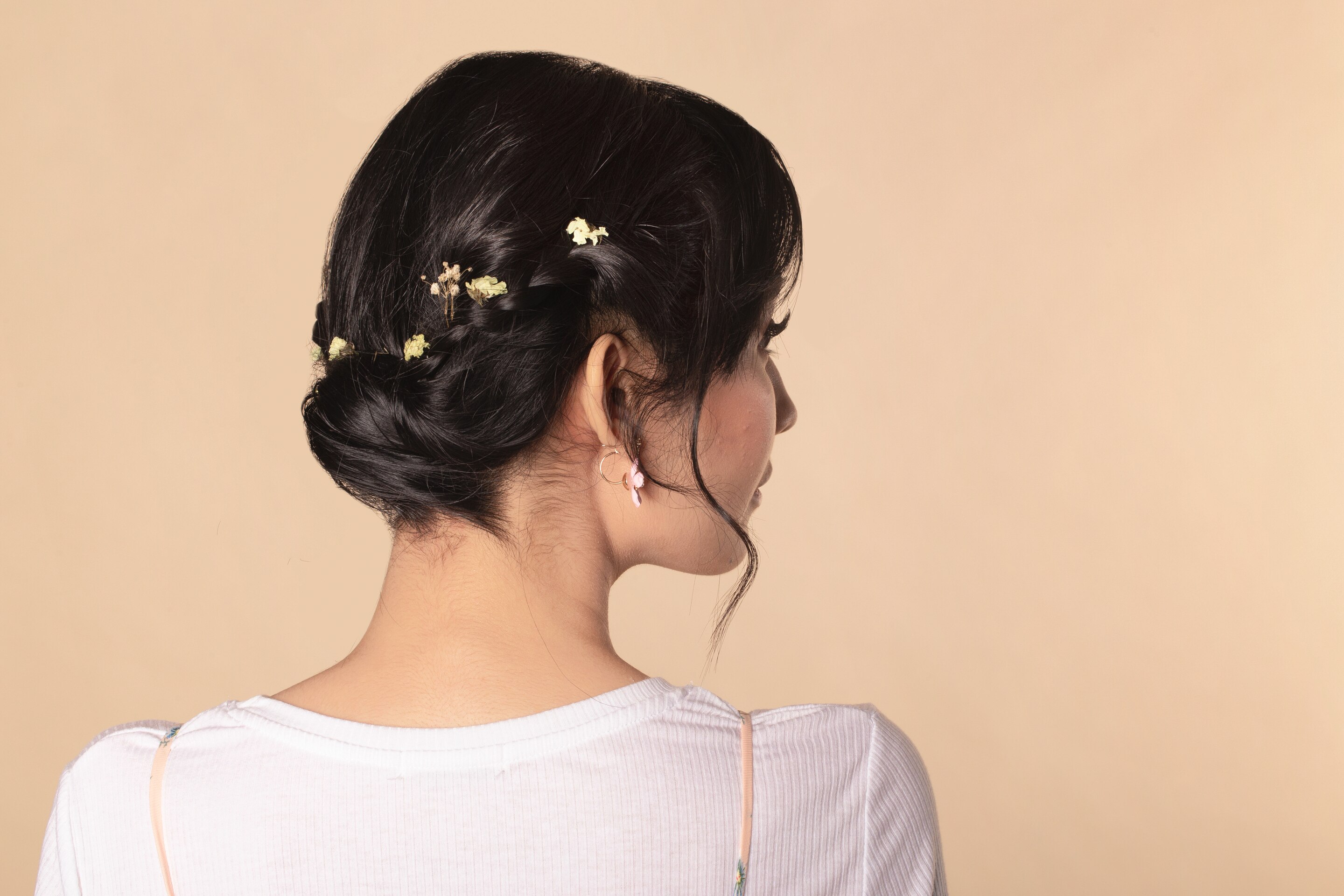 Siapa bilang rambut pendek tak bisa mencoba gaya rambut sanggul? (Foto: Dennie Ramon)