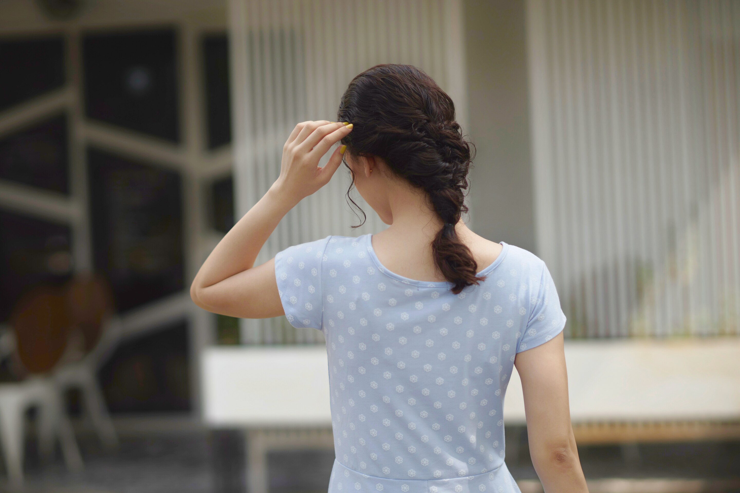Manfaatkan rambut keritingmu untuk mencoba kepang ini. (Foto: Natasha Estelle)