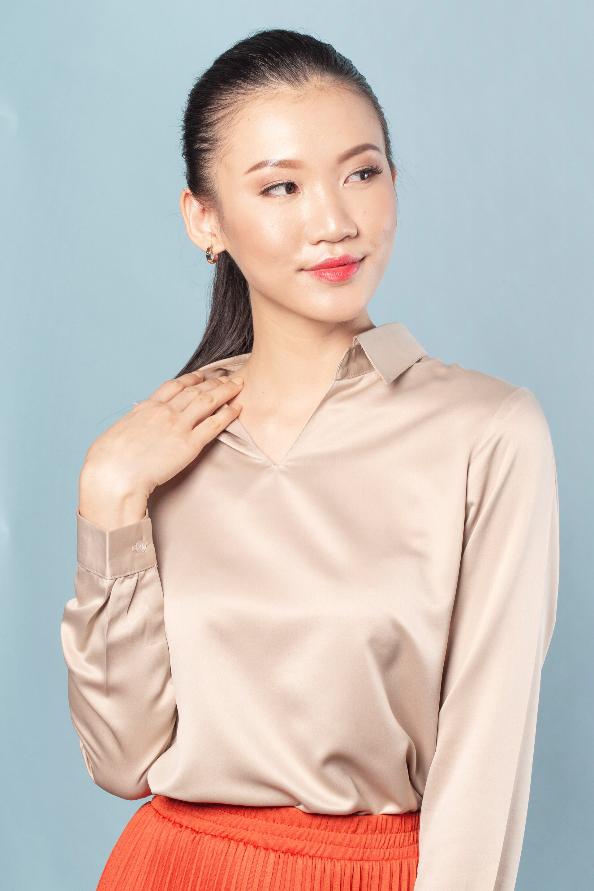 รวบผมหางม้าเรียบตึง (Credit: Natasha Estelle)